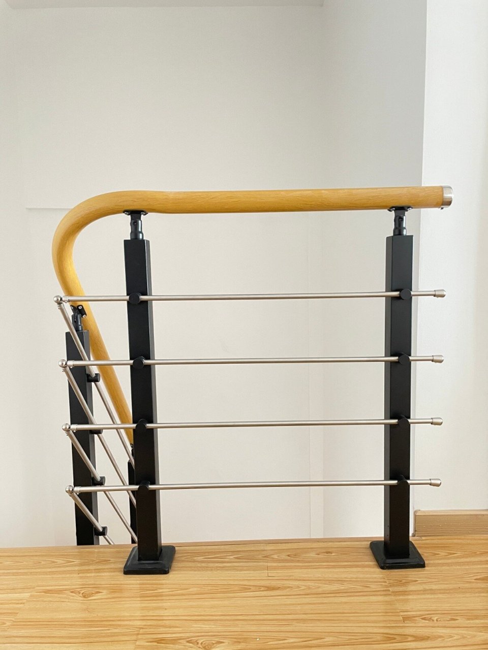 第二款是方管拉丝立柱 椭圆管扶手 实心拉丝管,整体是银色的,这里