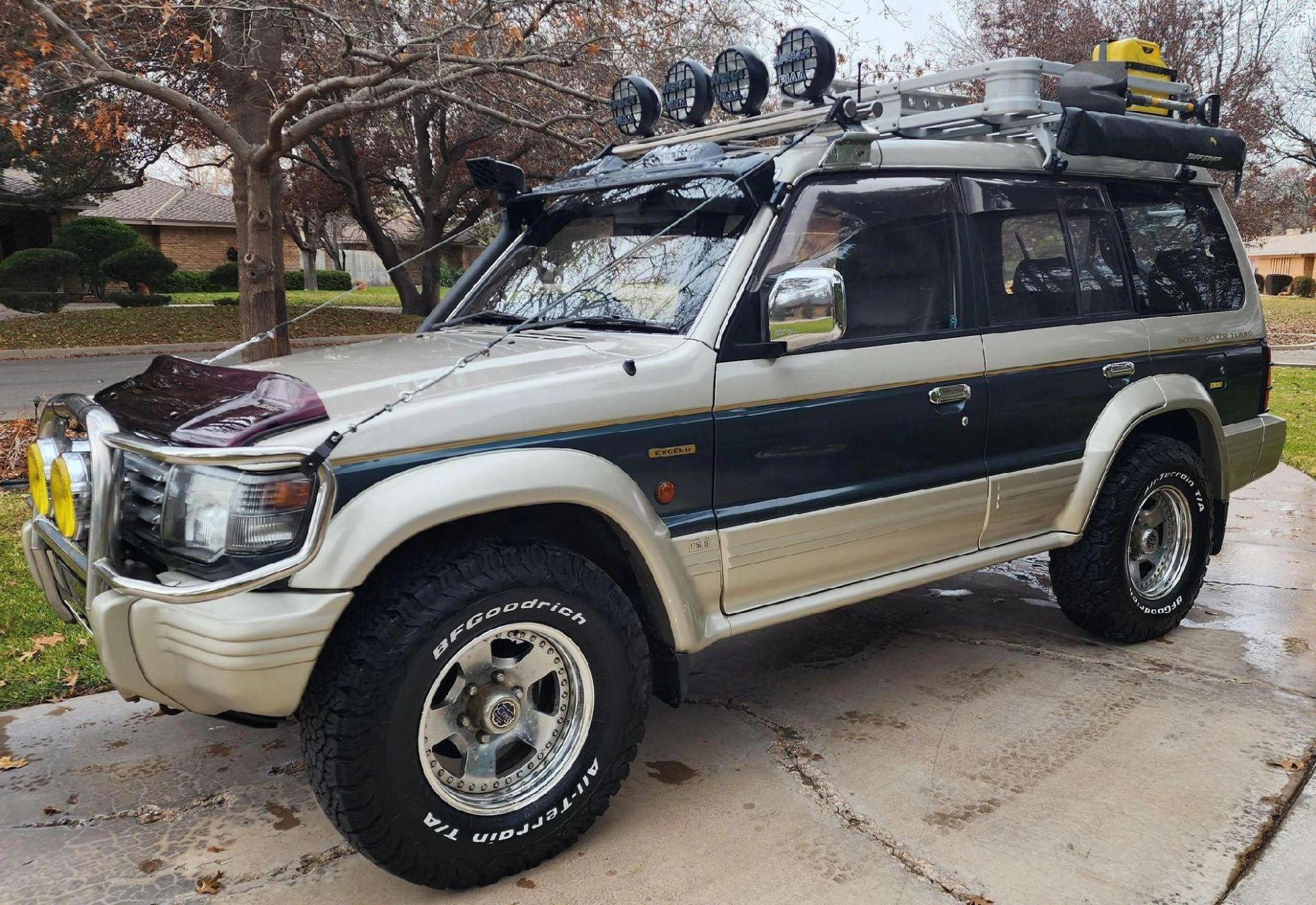 1992年pajero v46 . 手上有直腰的33,要不要喷个这个双色车身?
