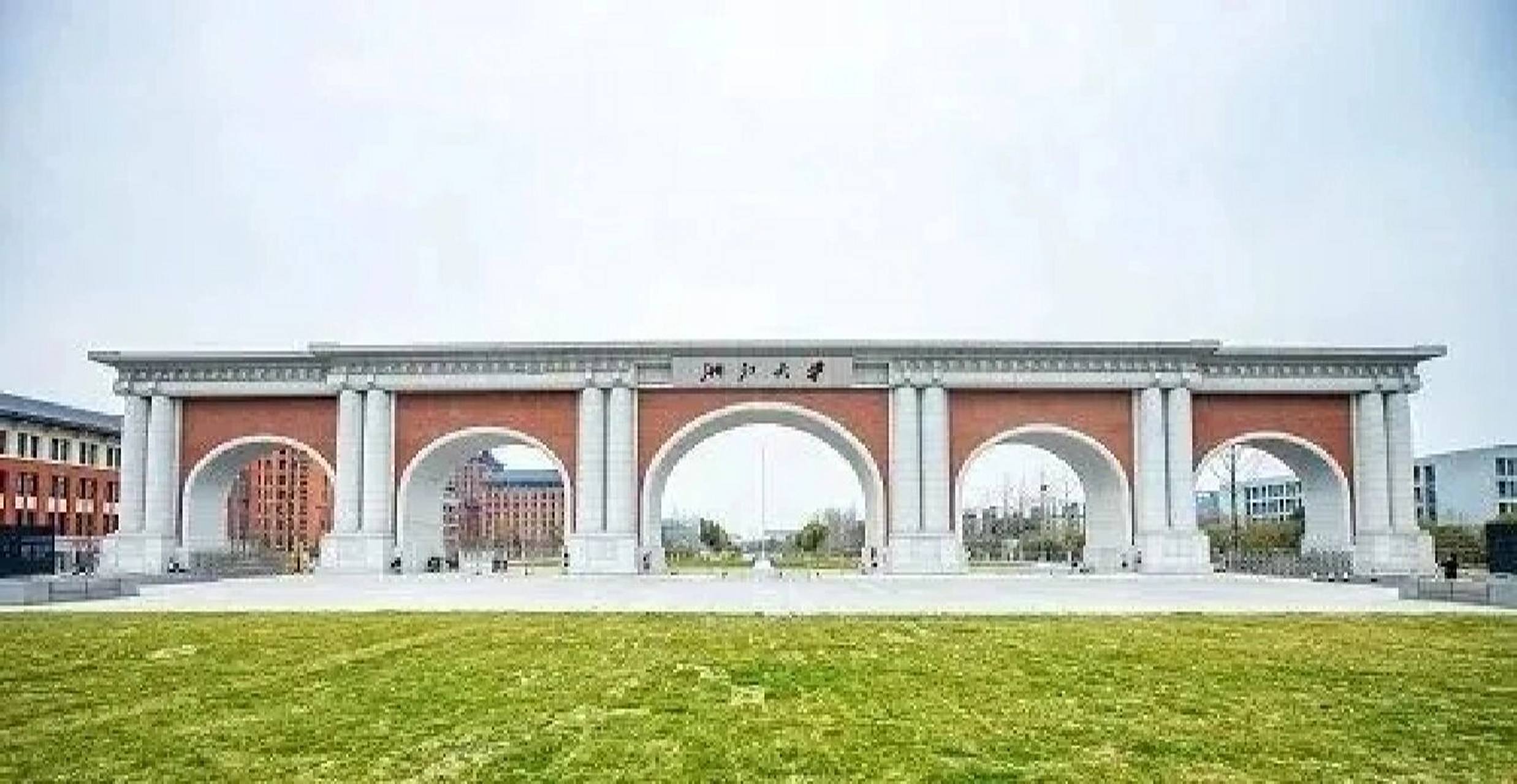 浙大南大门今天开放 浙江大学紫金港校区南大门,位于紫金港校区西区