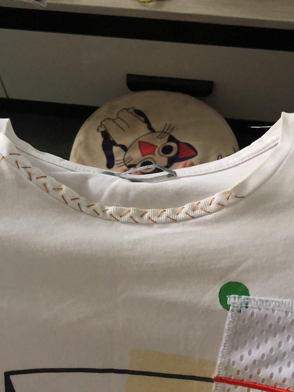 衣领改造 圆领t恤领子大了这样改小 衣领改造 圆领t恤领子大了这样改