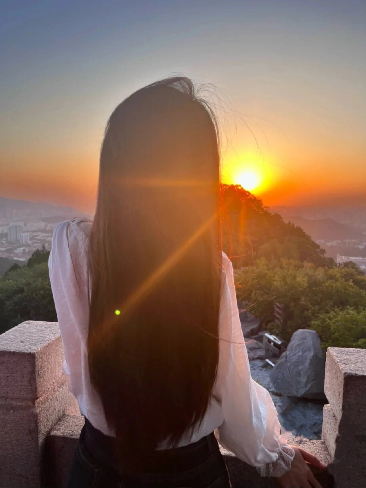 人心换人心,换不了就换人一个人看风景的背影女女人站在高处的背影