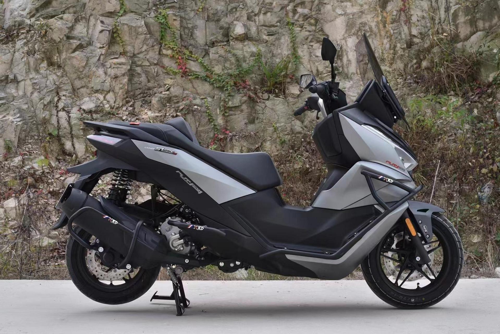 无极sr250gt加装了全包围保险杠,排气管护杠,铝合金尾架