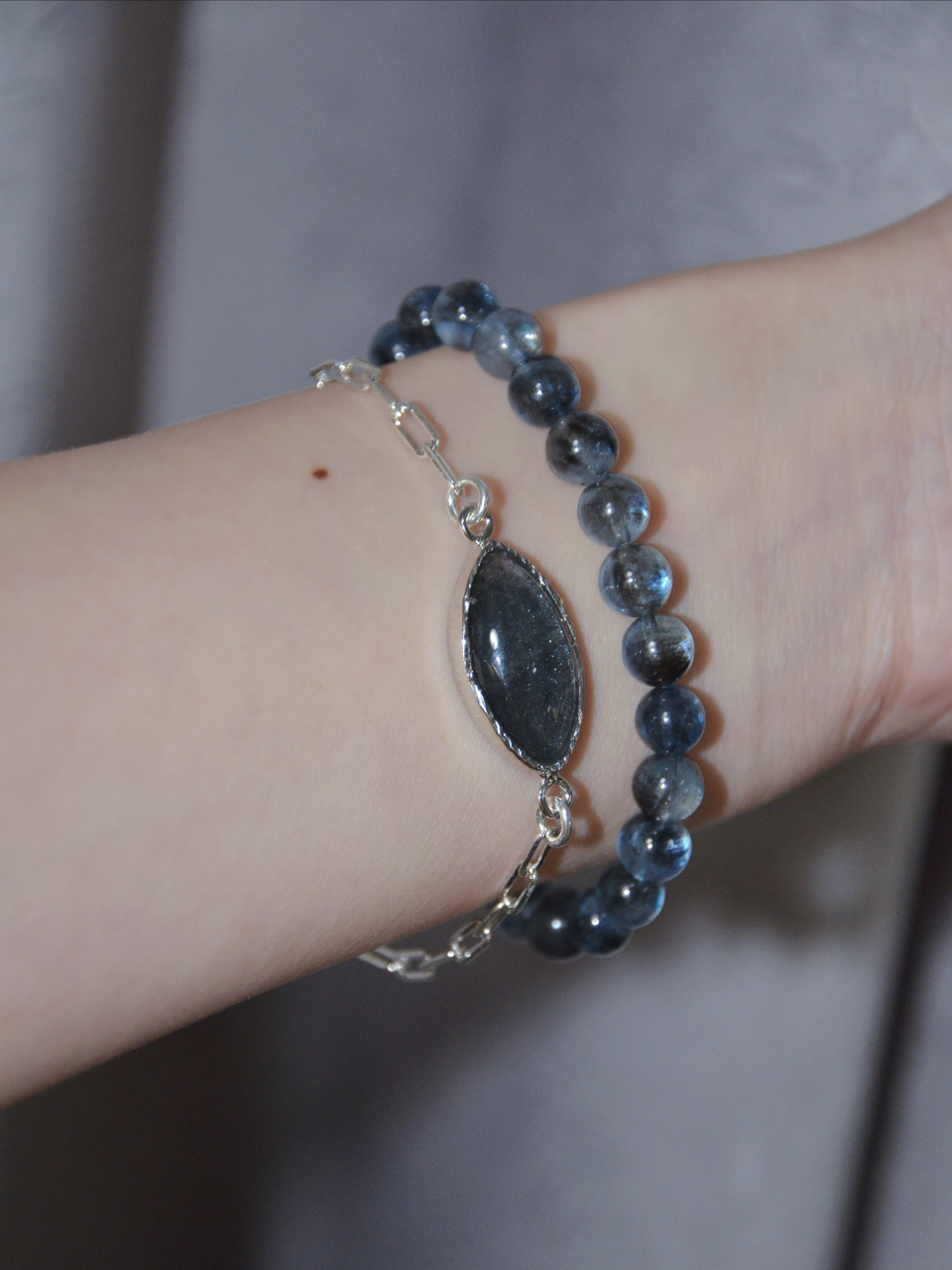 极小众稀有的水晶:蓝晶沙 一颗很特殊的戒面 有星际迷航那感觉 配魔鬼