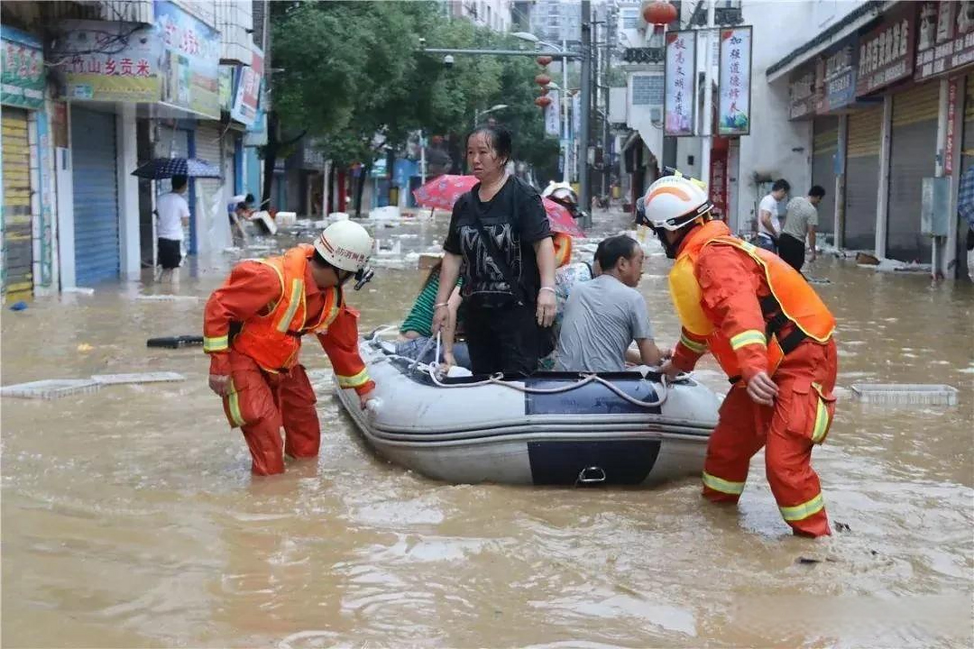 河南郑州"7·20"特大暴雨灾害,一个小时内最大降雨量达200mm,一日