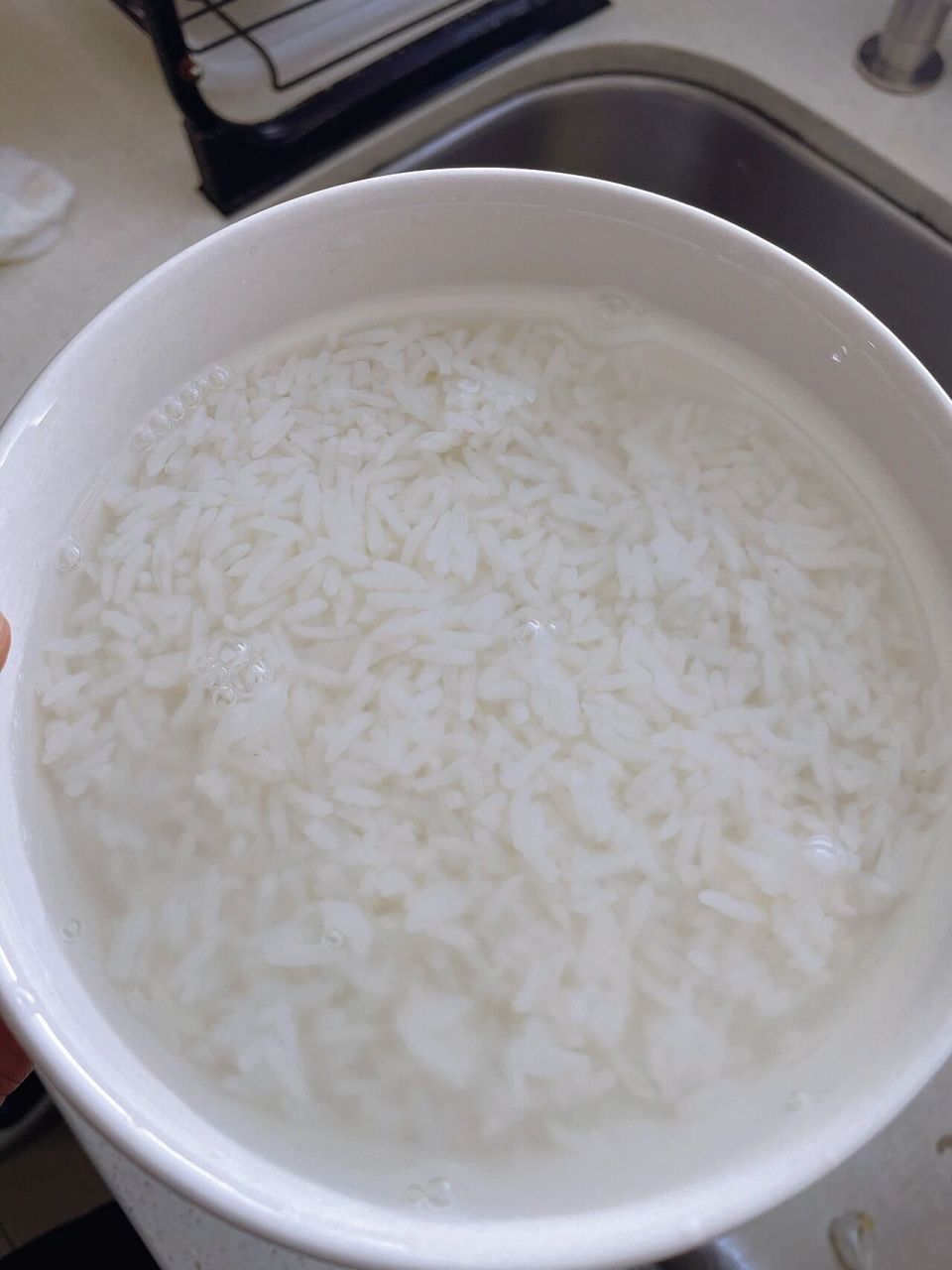 大米水饭 在东北夏天流行一种吃米饭方法 用凉水泡饭