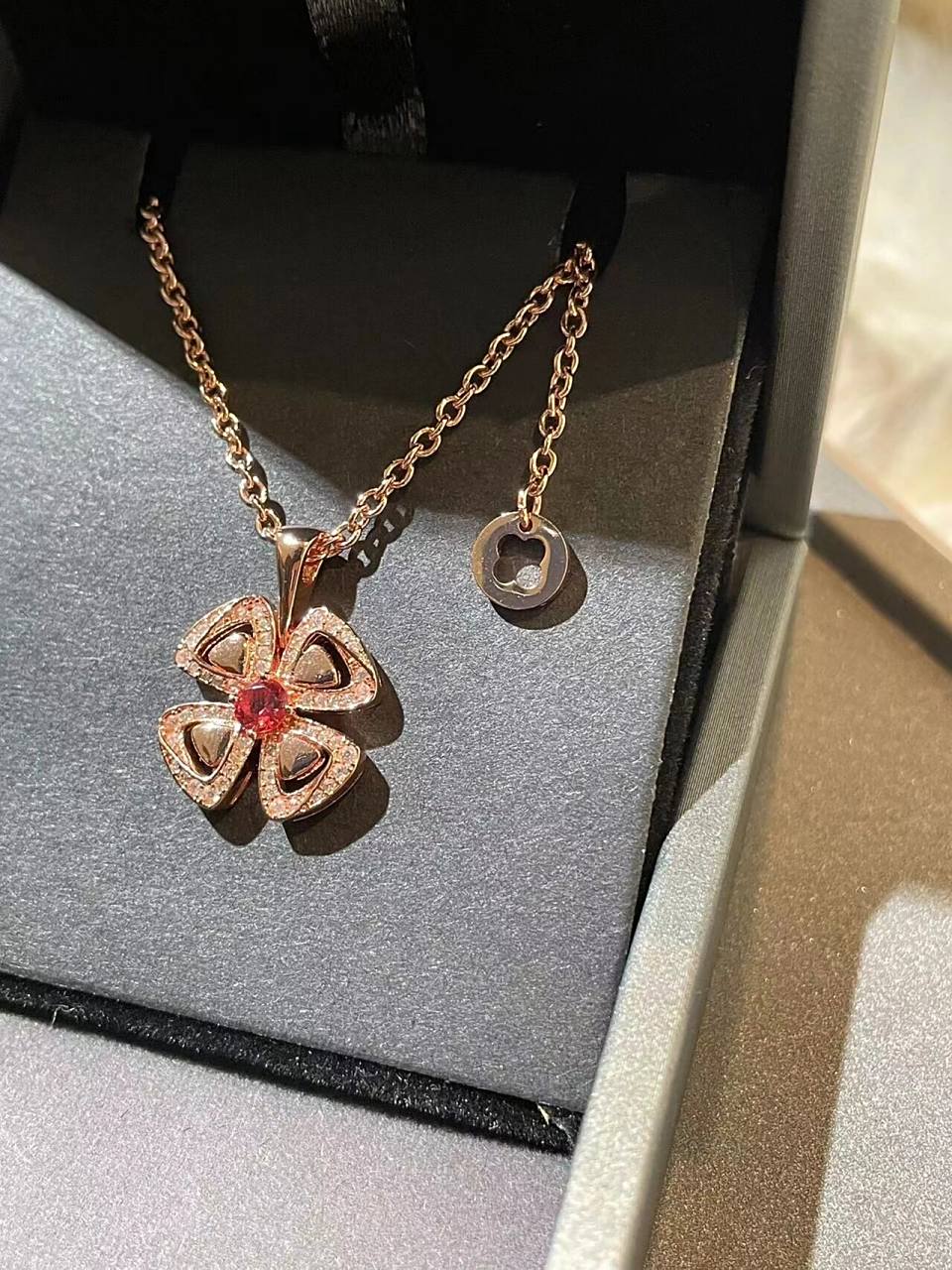 宝格丽咏绽花项链|咏绽系列 宝格丽珍贵的经典花卉图案饰以玫瑰金打造