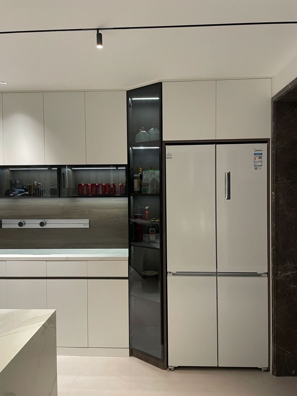 餐边斜角柜加门板 餐边柜包冰箱做斜角柜也可以加门啦