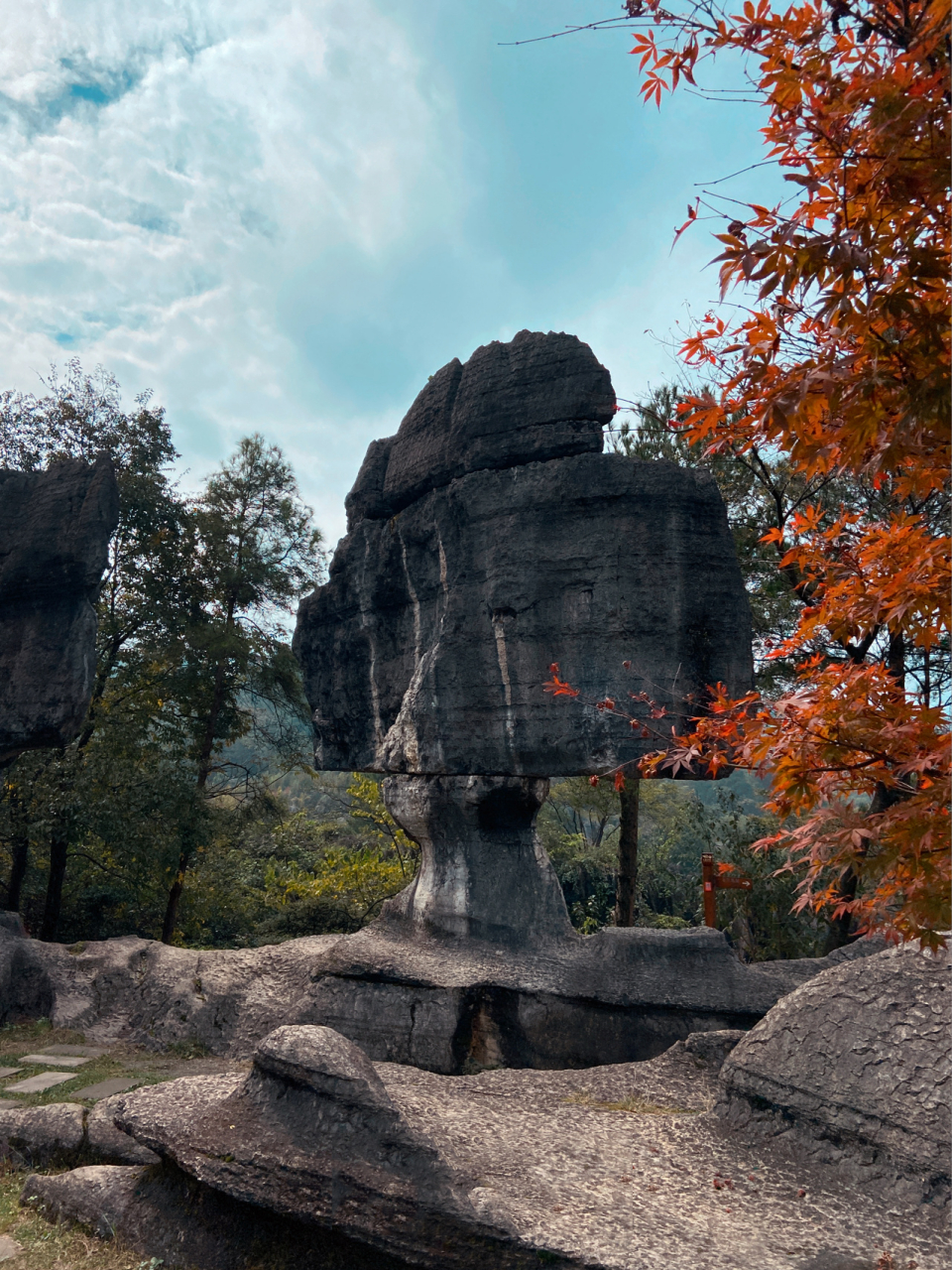 万盛石林又称龙鳞石海,位于重庆市綦江区万盛经开区石林镇,国家5a级