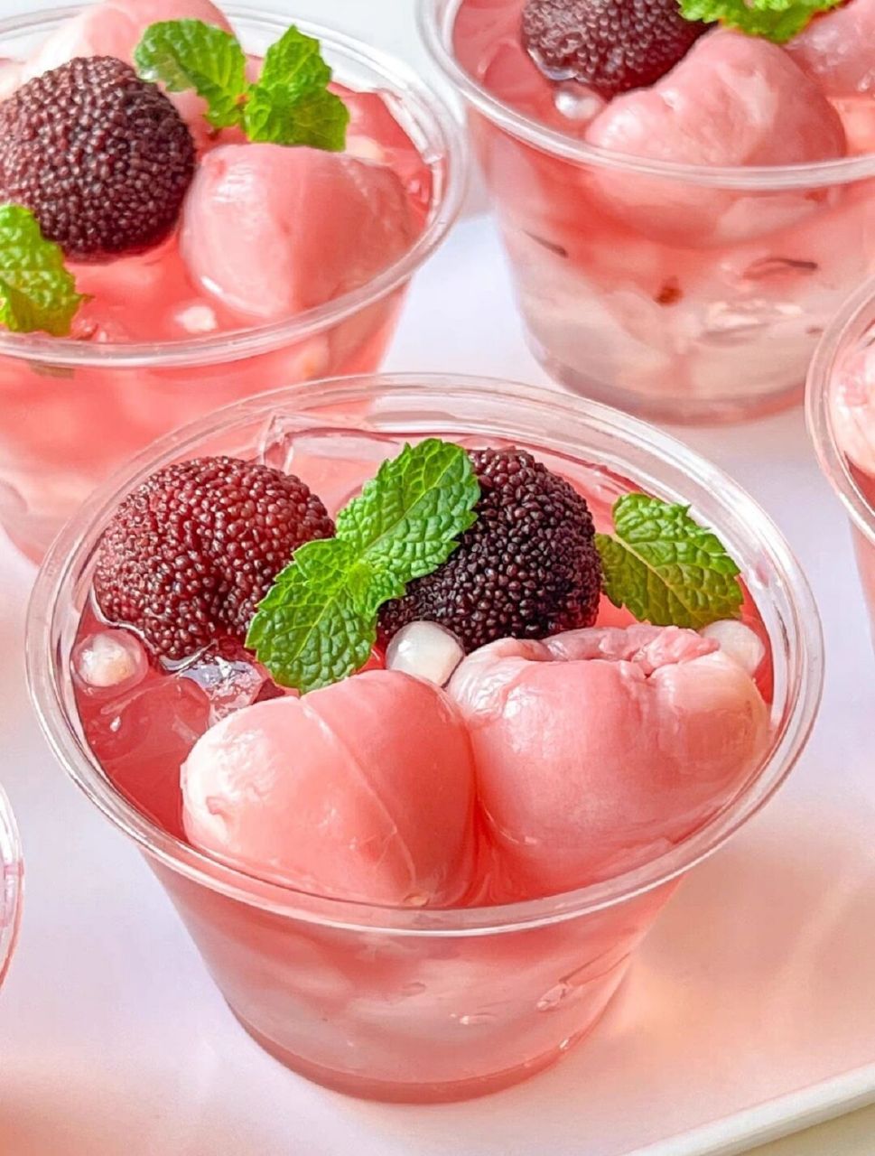 干了这杯酸甜巨好喝杨梅荔枝冰粉,每一口都是夏天的味道啊友友们!