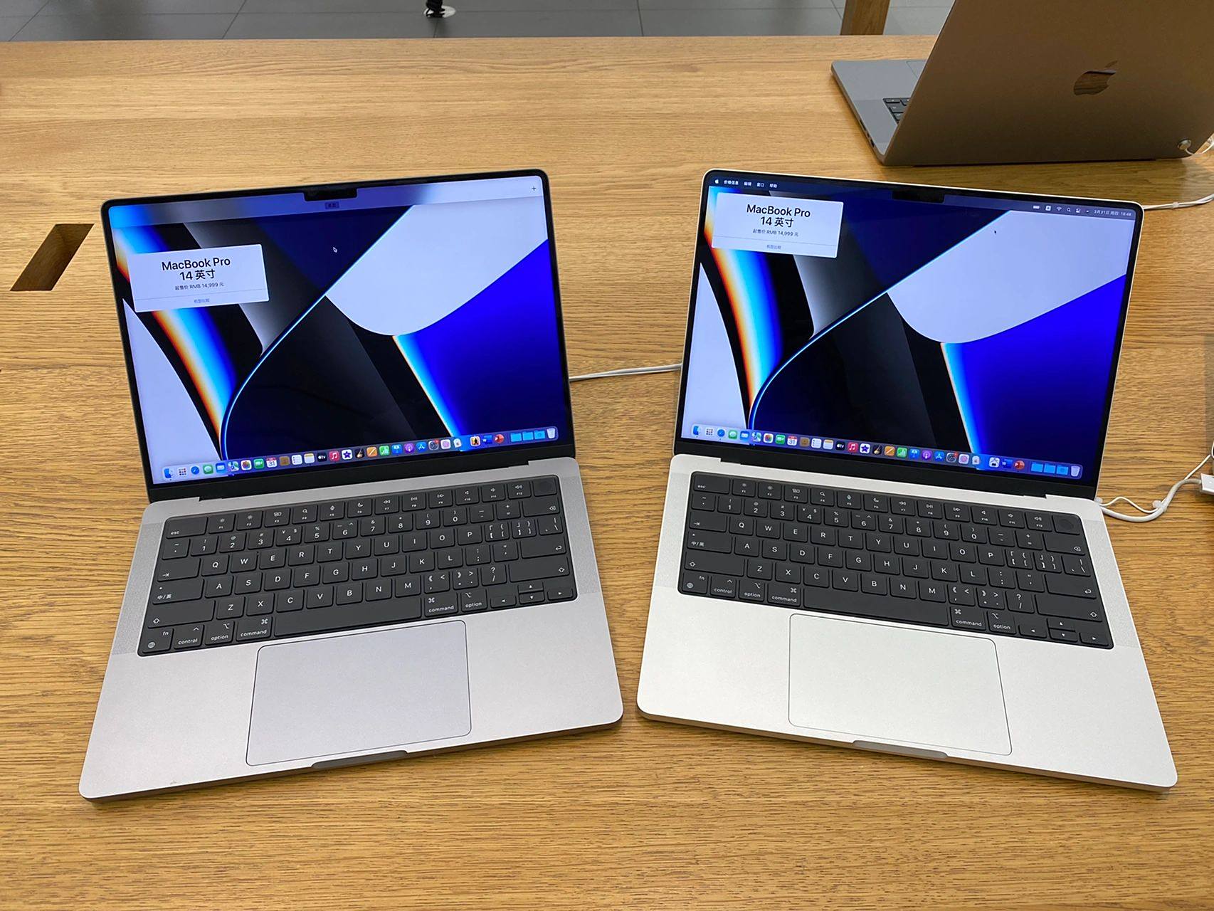 macbook pro 14寸 银色和灰色对比 银色更加现代活跃一点,和黑色键盘