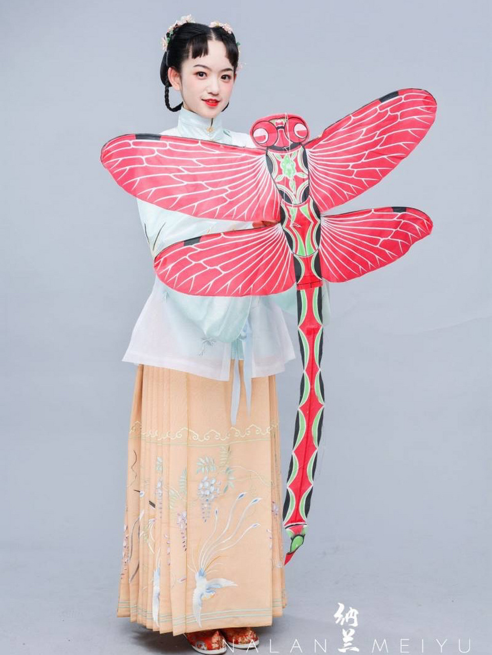 红楼梦之巧姐儿|杭州亚运会服饰秀| "那大姐儿因抱着一个大柚子玩的