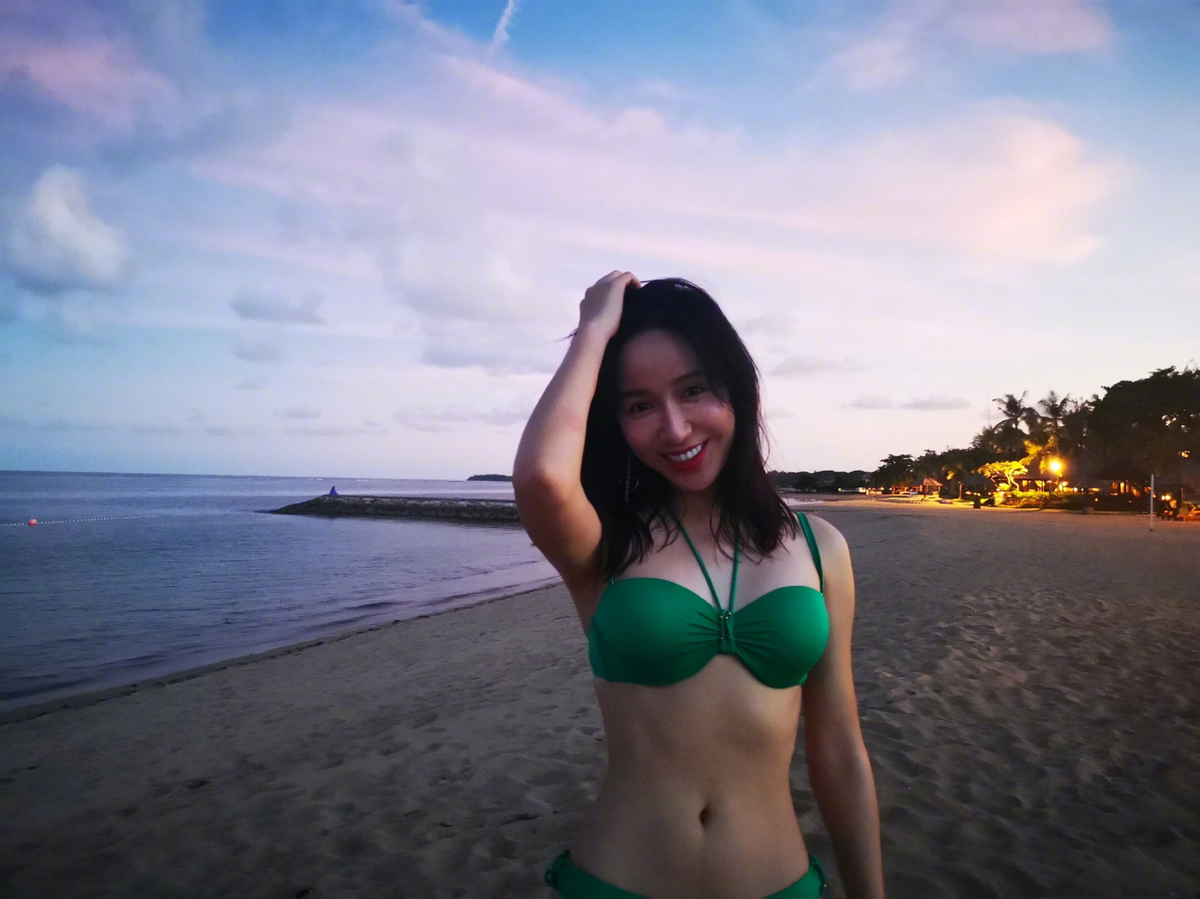娄艺潇绿色泳装逆光美拍,沙滩美人养眼吸睛