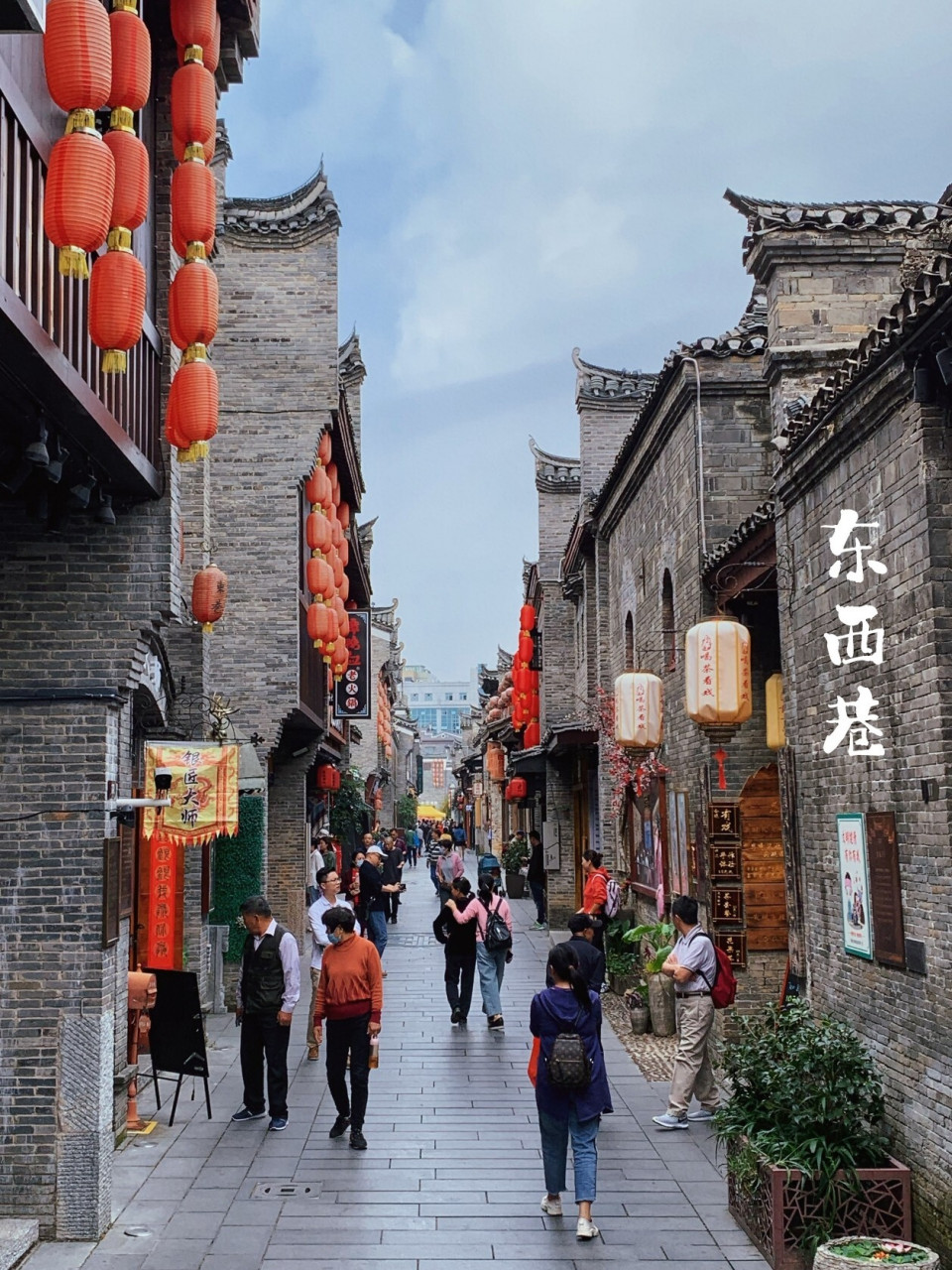 带大家打卡的是青三舍所处的东西巷景区~92东西巷位于桂林市中心,是