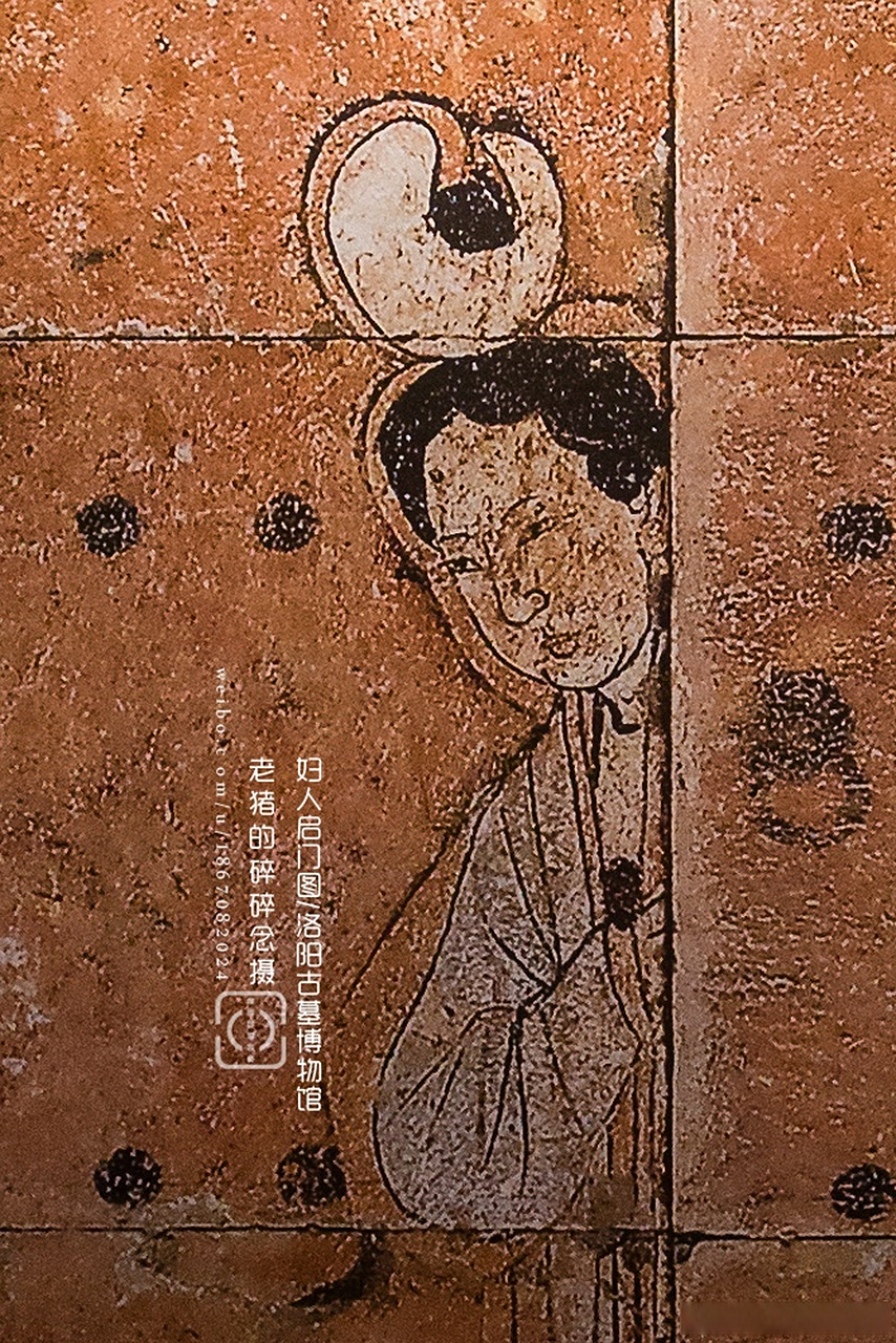 古墓里的"雅趣"-妇人启门图  在宋金元时期的墓室中,你总能找到这样的