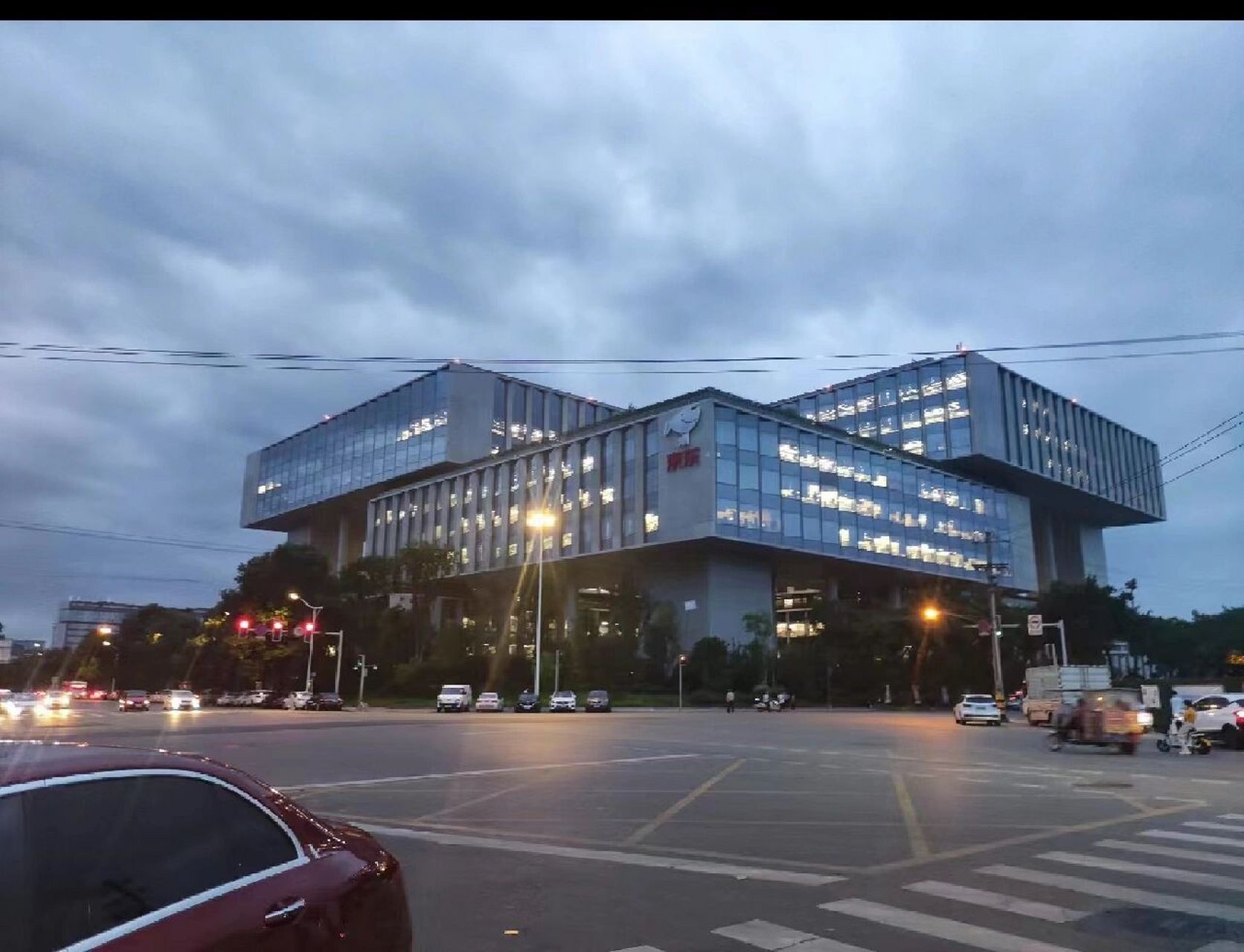 成都京东西南总部大厦   姐妹儿们这个工作怎么样啊 面试通过hr也不带