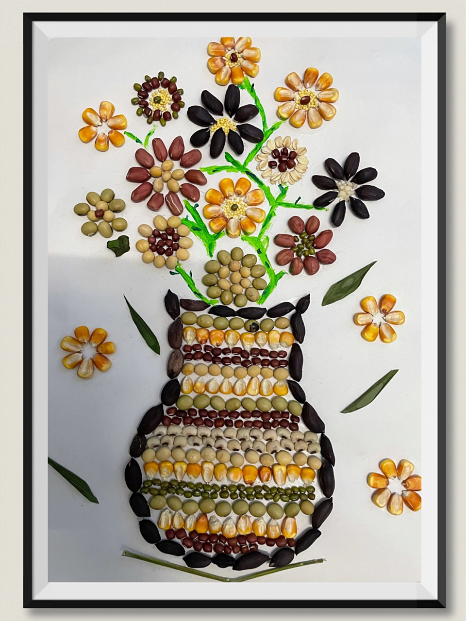 五谷拼贴画《五谷花朵》94 《五谷花朵》 制作方法:用笔勾勒出轮廓