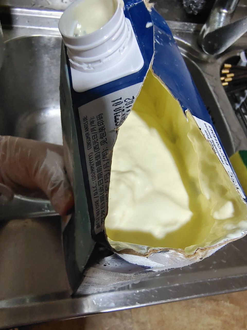 过期的淡奶油能干啥 大概是五月底过期的,一直没有打开,以为还能用