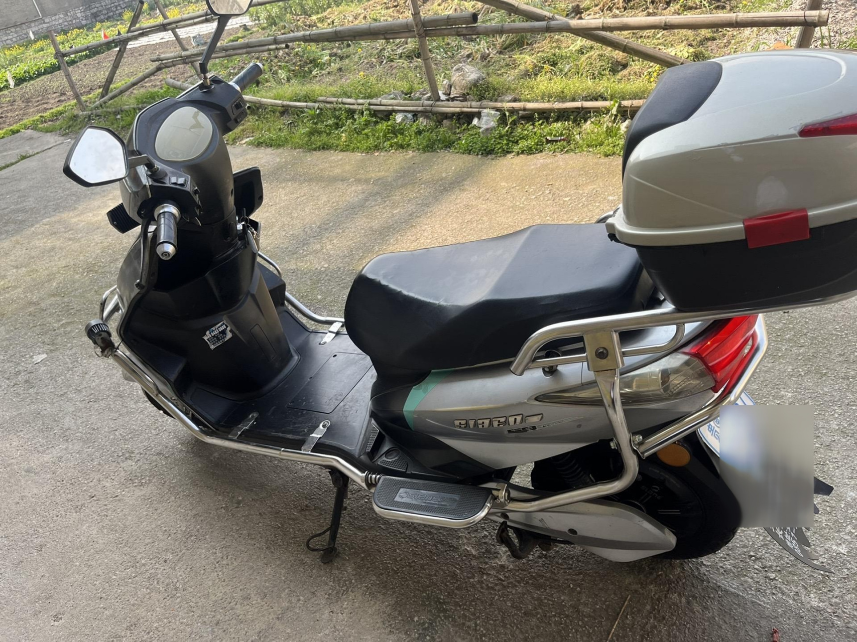 新蕾电动车,72伏前后碟刹.手续齐全,不用驾照.大空间大车架.