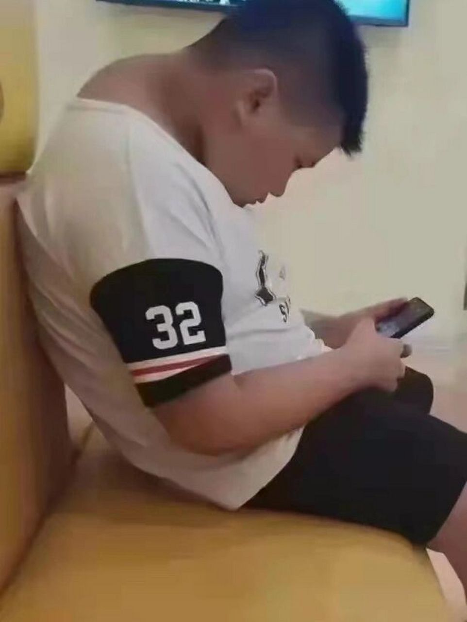 手机鸦片 看看这位小帅哥——小朋友们,还玩手机么一图胜千言,这就是