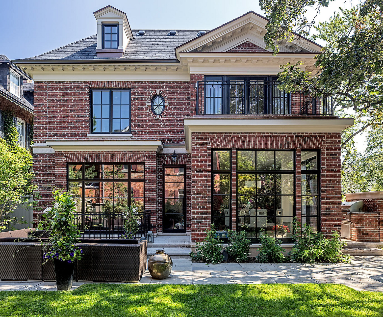 设计灵感|外立面设计参考图 红墙黑瓦的别墅