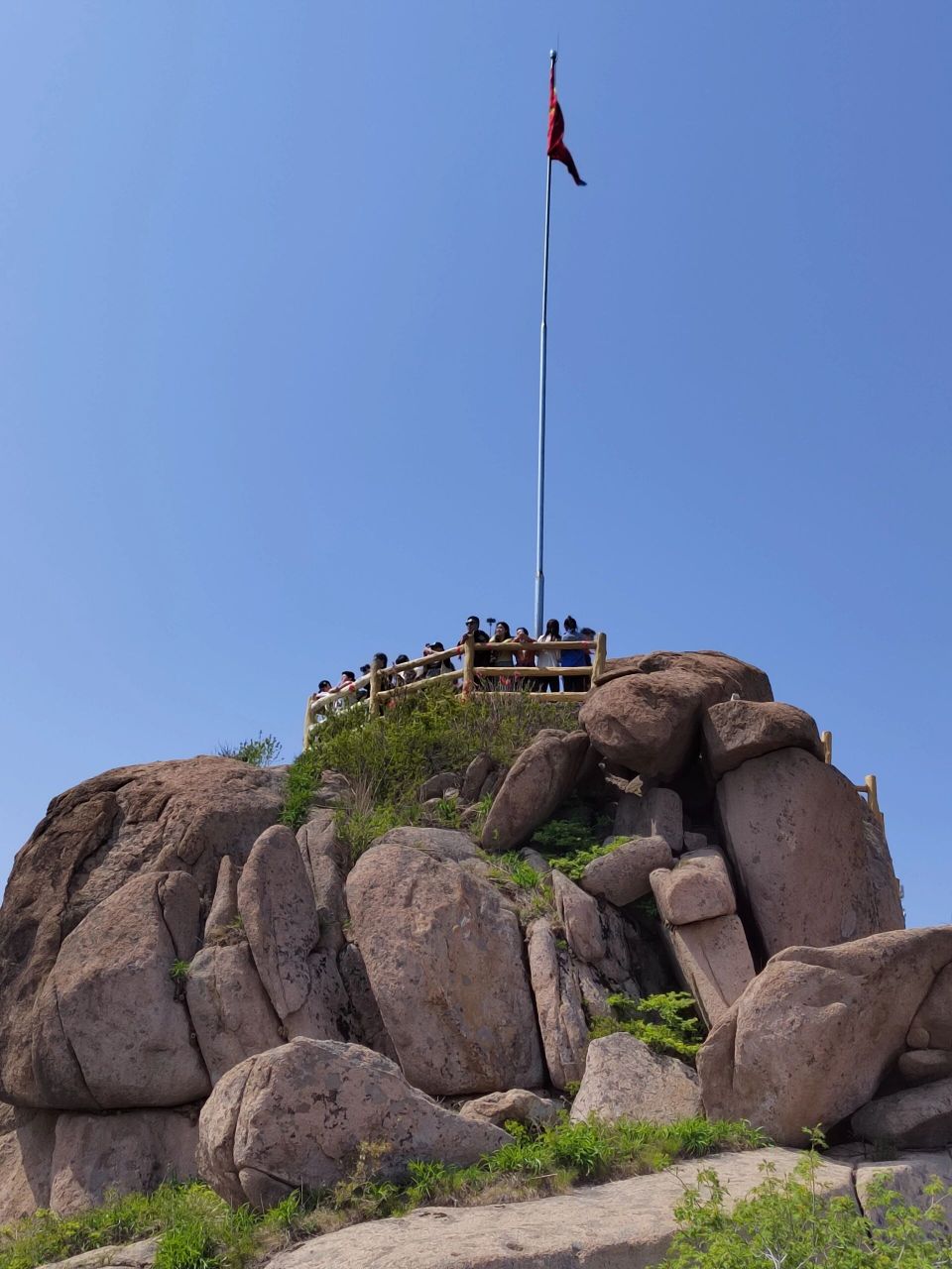 登崂山景区灵旗峰 灵旗峰位于崂山巨峰景区,海拔1033米,乘摆渡车和