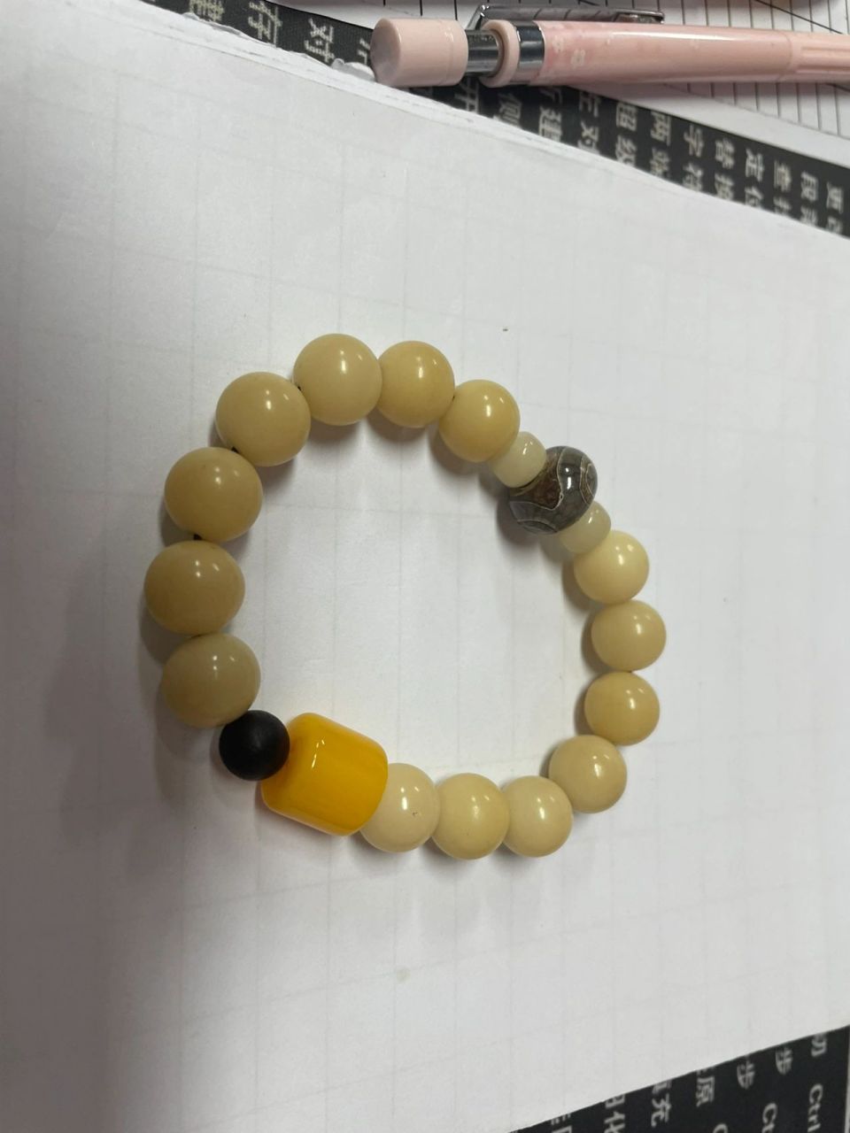 白玉菩提为什么会变黄,正常吗 这个手串跟着我十来年了,很少盘,但是