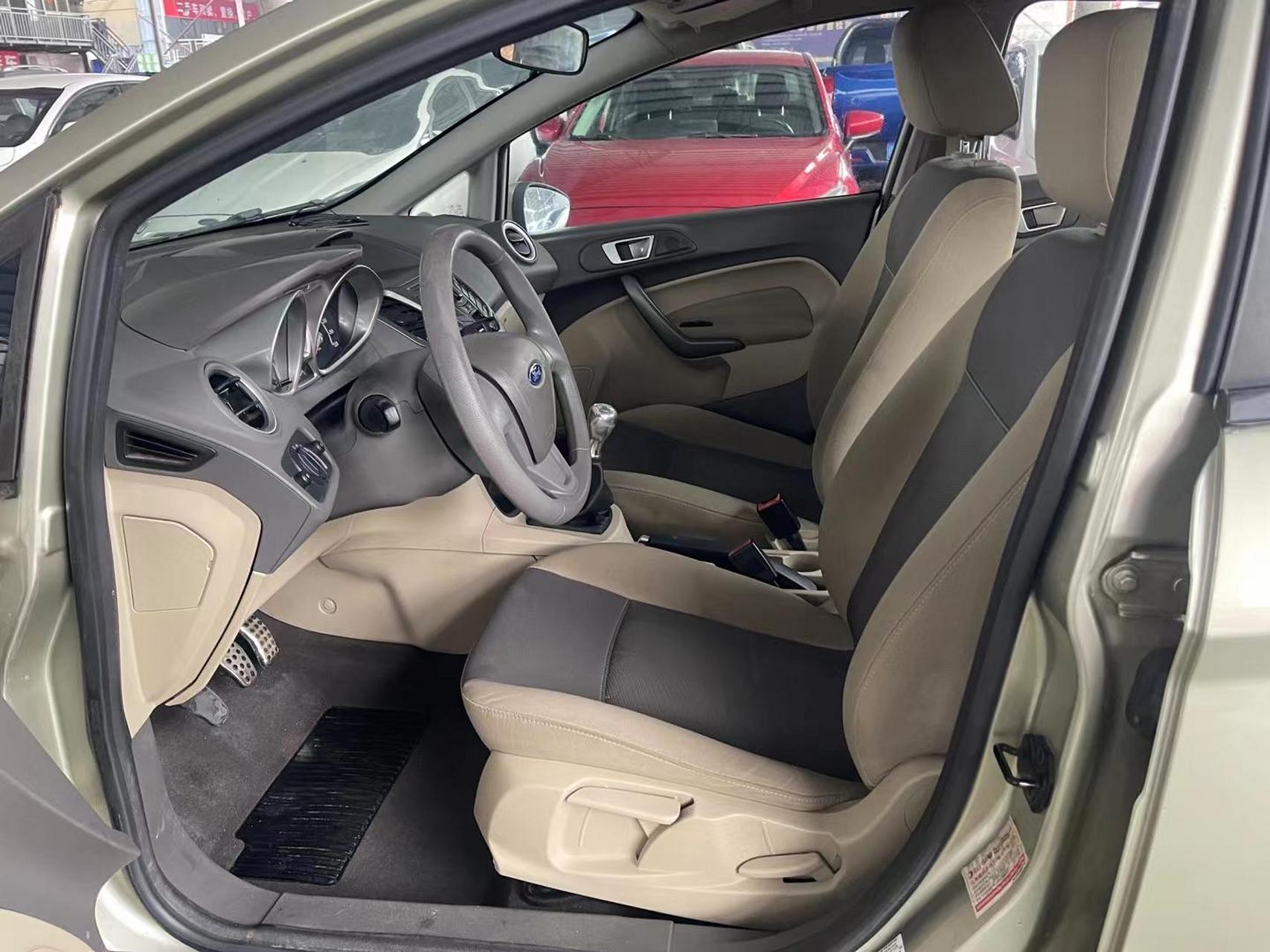 福特嘉年华,1.5手动三厢轿车