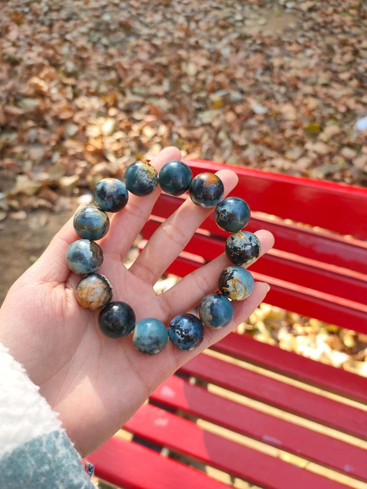 地球蓝科普 地球蓝是岫玉的一种,因为底色是蓝色像海洋,黄色像大陆,很