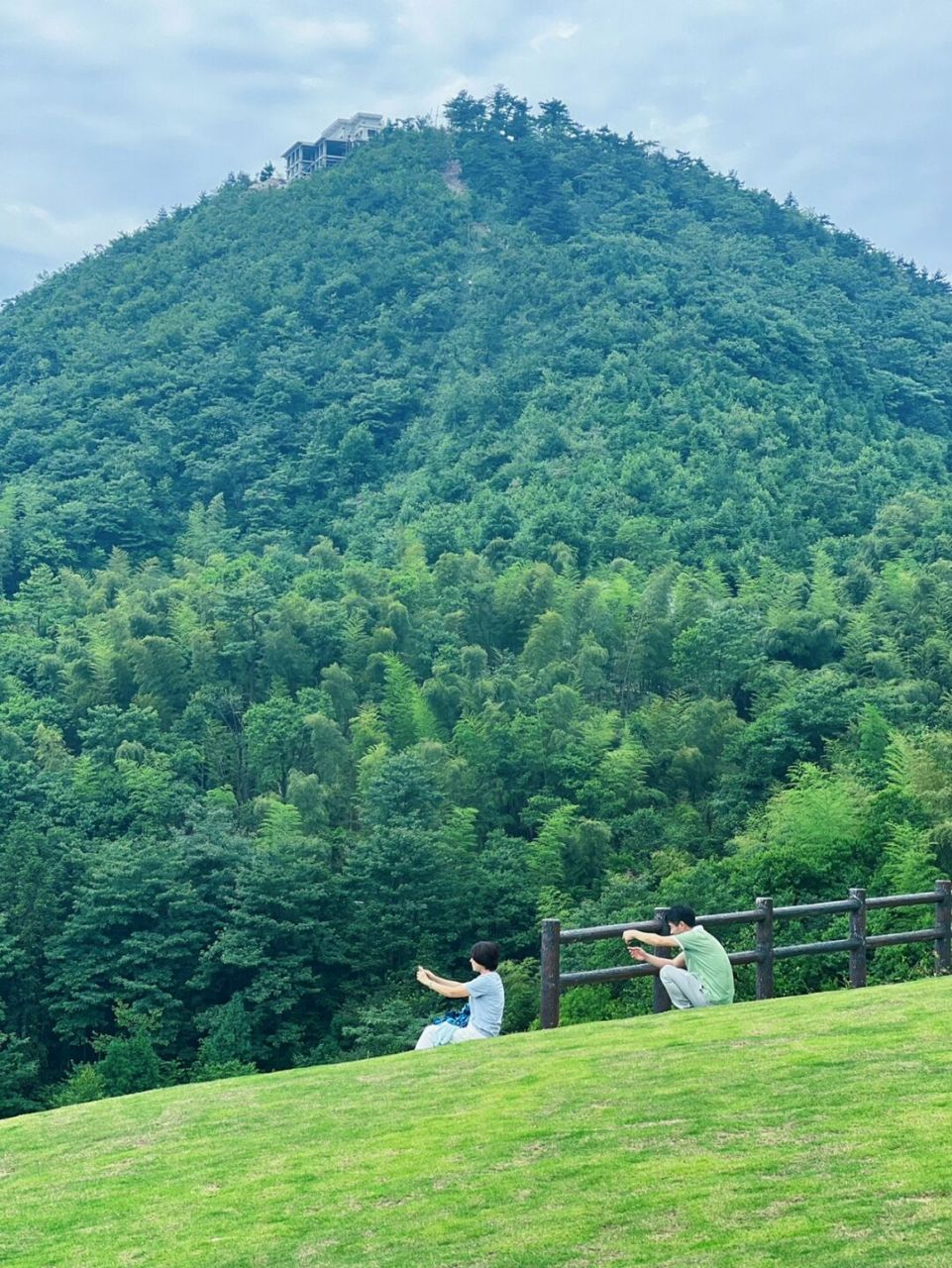 5h,我们发现了一块神仙露营地: 	 99天姥山露营营地 	 本来是来天姥