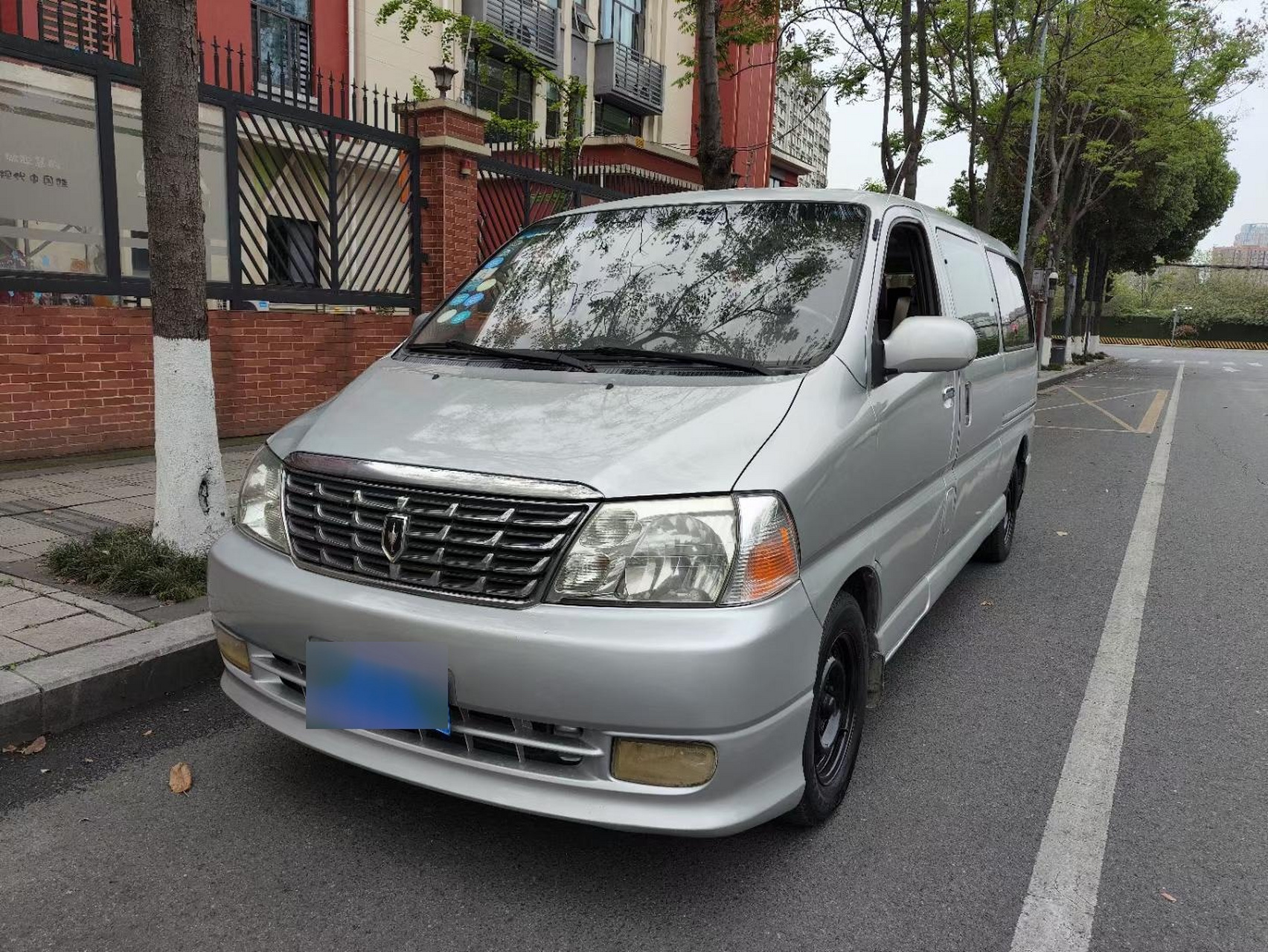 金杯快运格瑞斯商务车9座蓝牌