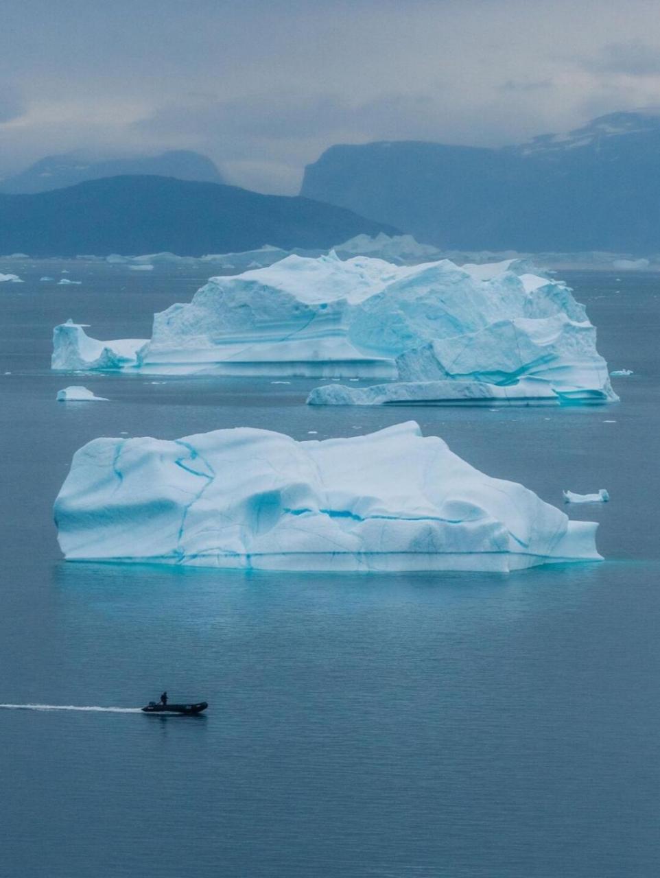 北极圈内格陵兰岛上的某天,坂本龙一曾用一根绳索将录音设备沉入冰原