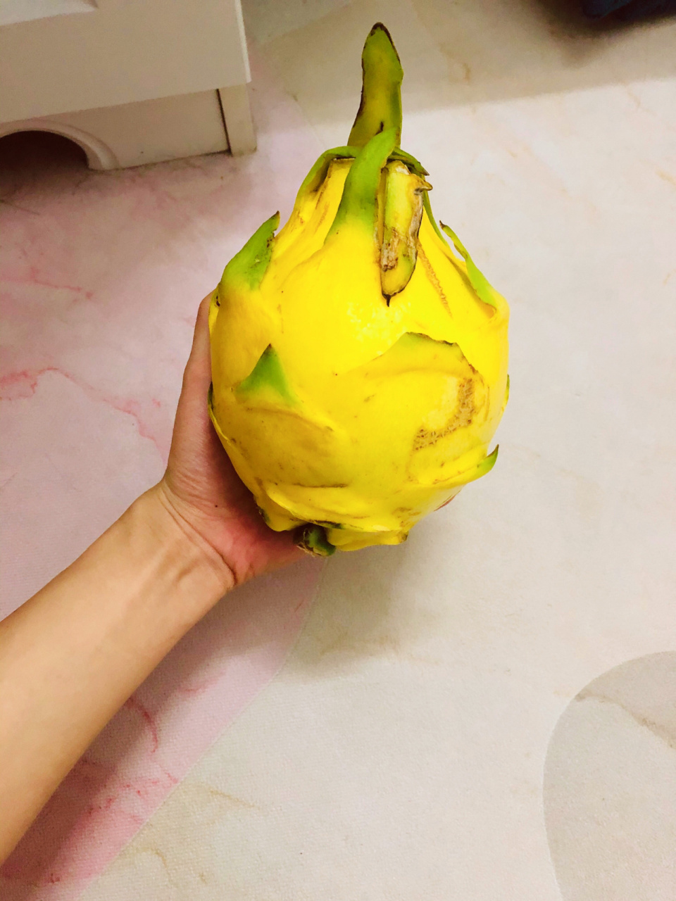 第一次见居然有黄色的火龙果 大家觉得里面是啥颜色呢