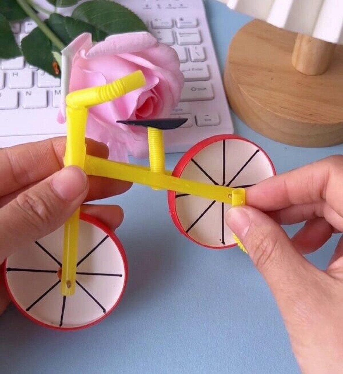 亲子手工 - 用纸杯和吸管制作自行车