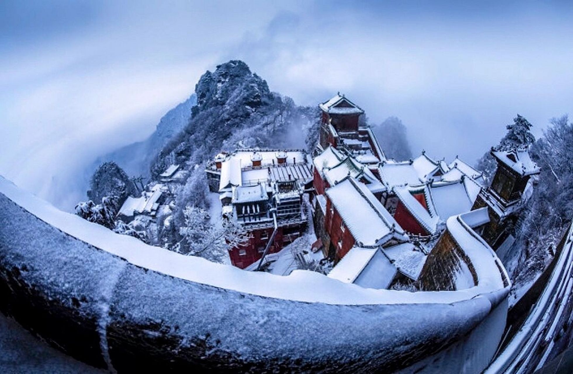 "武当山"          	 91 武当山又名太和山,位于湖北省西北部十堰市