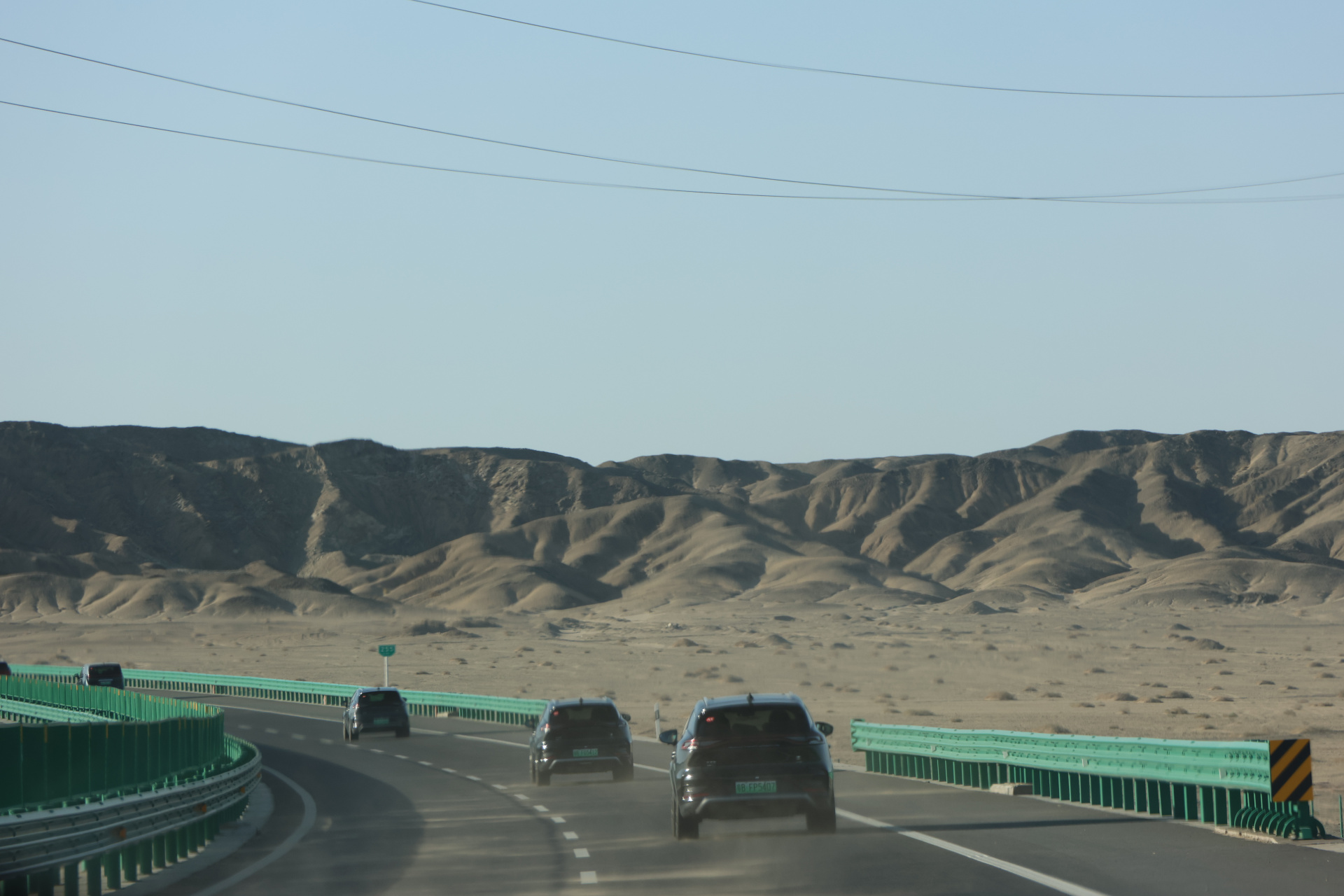 从当金山北面向雪山,一路穿越当金山隧道,阿尔金山隧道,215国道,最终