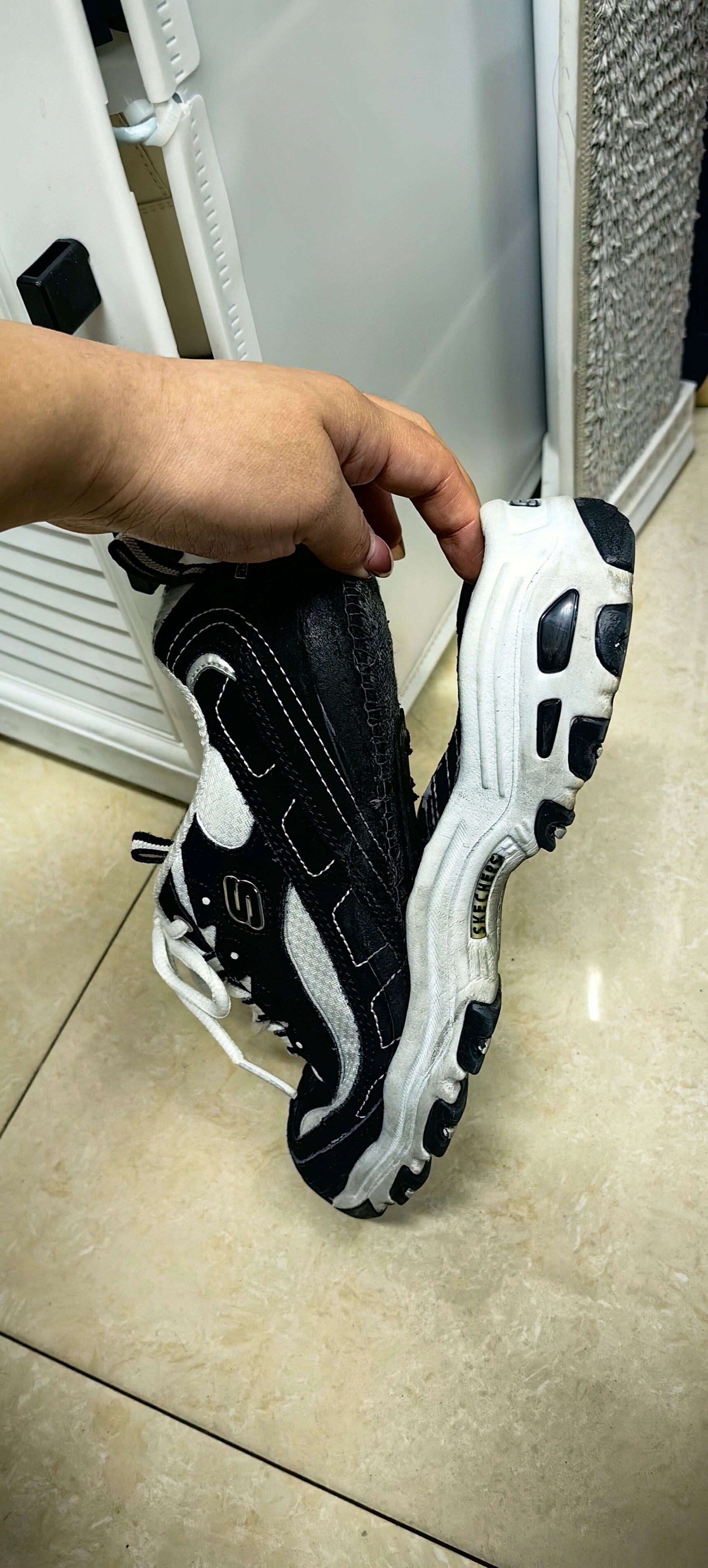 斯凯奇鞋底掉了