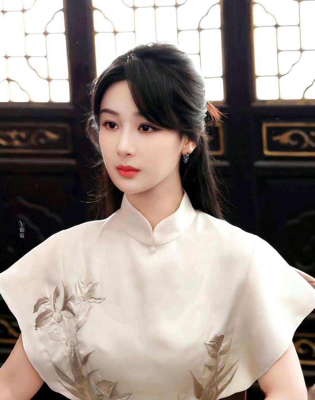 杨紫这组妆造,是民国风小白花天花板了吧