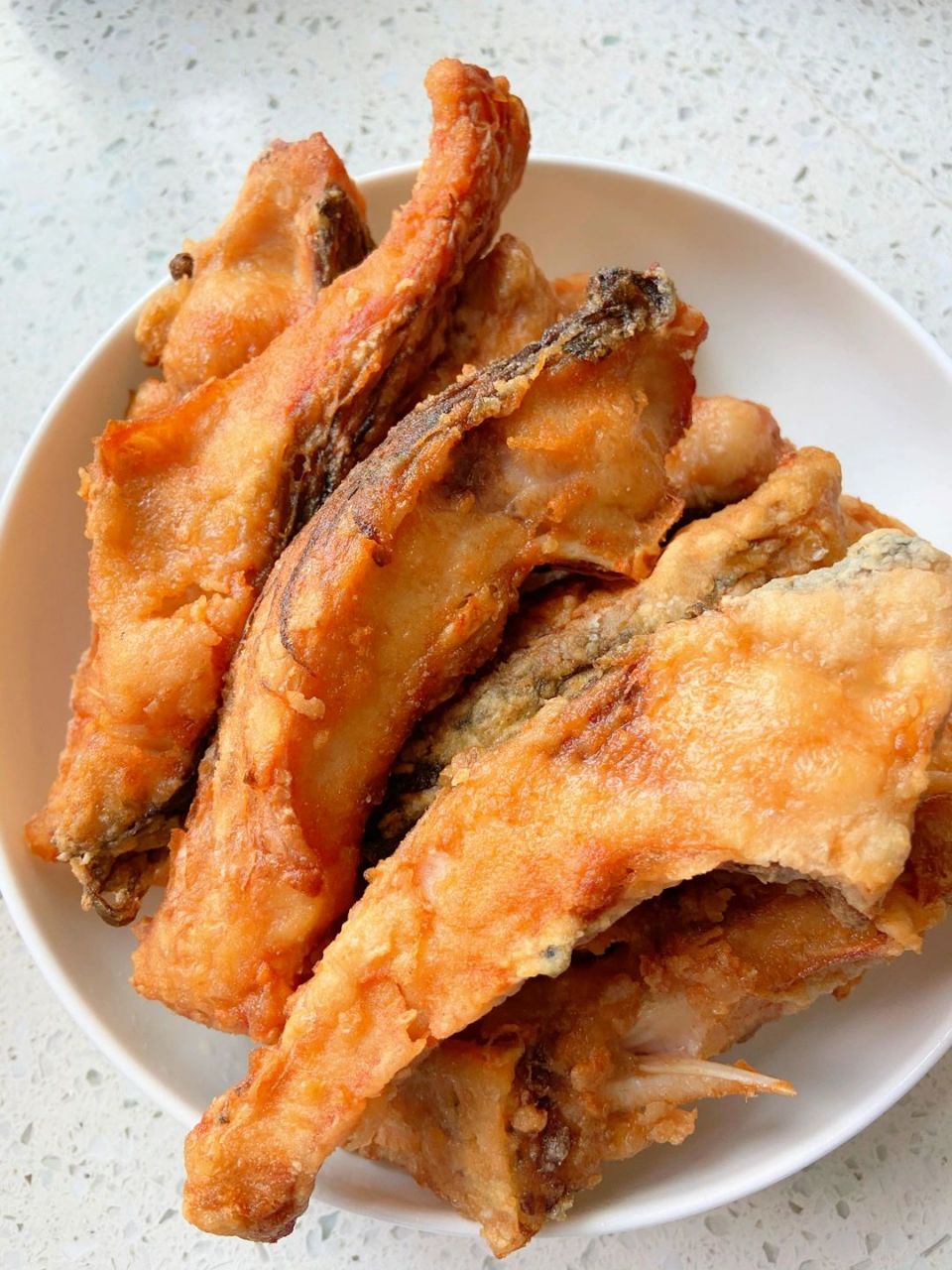 香酥炸鱼 16615鲤鱼刮鳞去内脏清洗干净,切块 26615葱(家里没