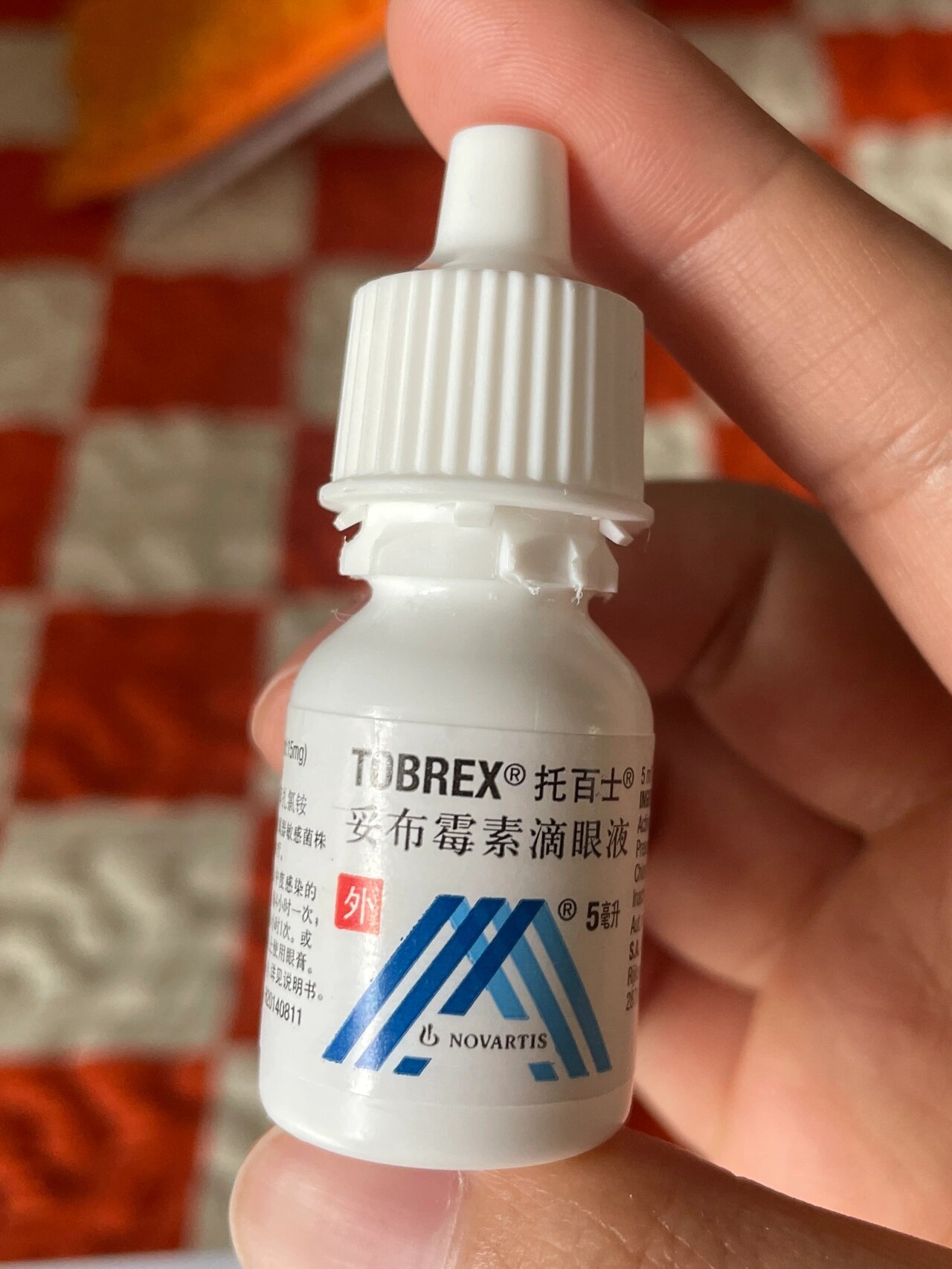 猪猪一只眼睛有点肿 尤其发呆时候老是半眯着 有眼屎 眼睛里还有乳