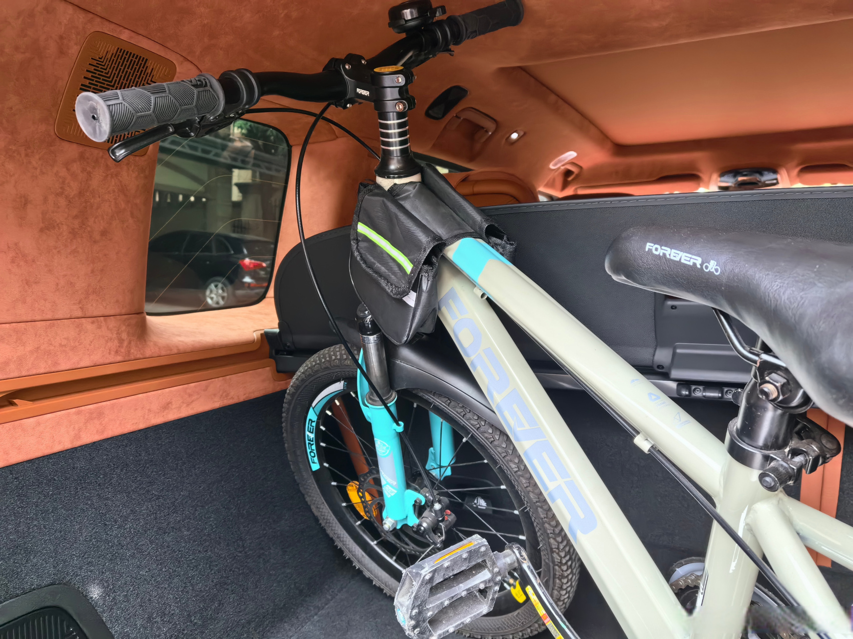 如我所料,大梁式越野车的尾箱空间都很有限,五人出去玩,这自行车就放