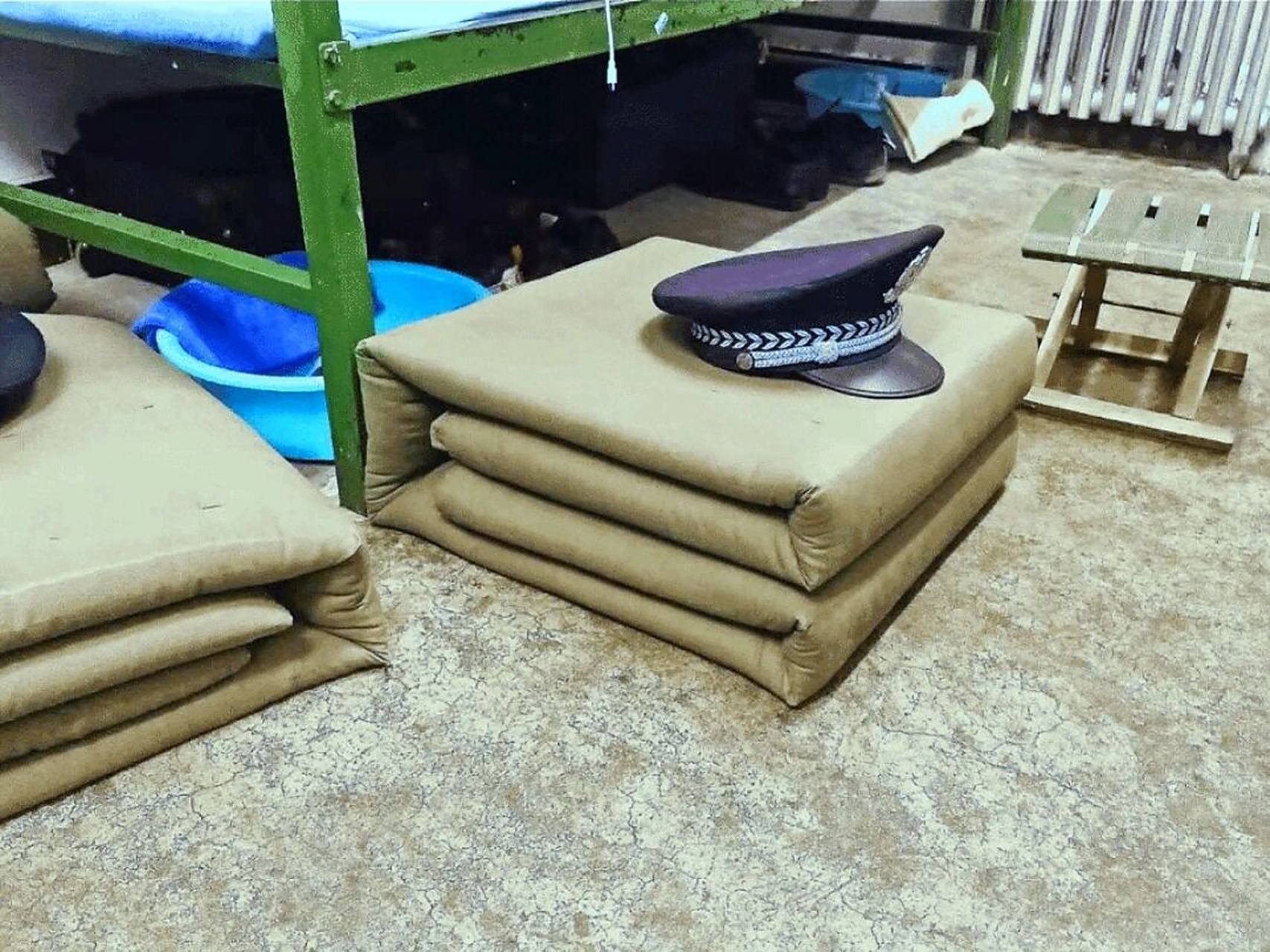 河北公安警察职业学院宿舍八人,上下铺 河北警校宿舍环境!