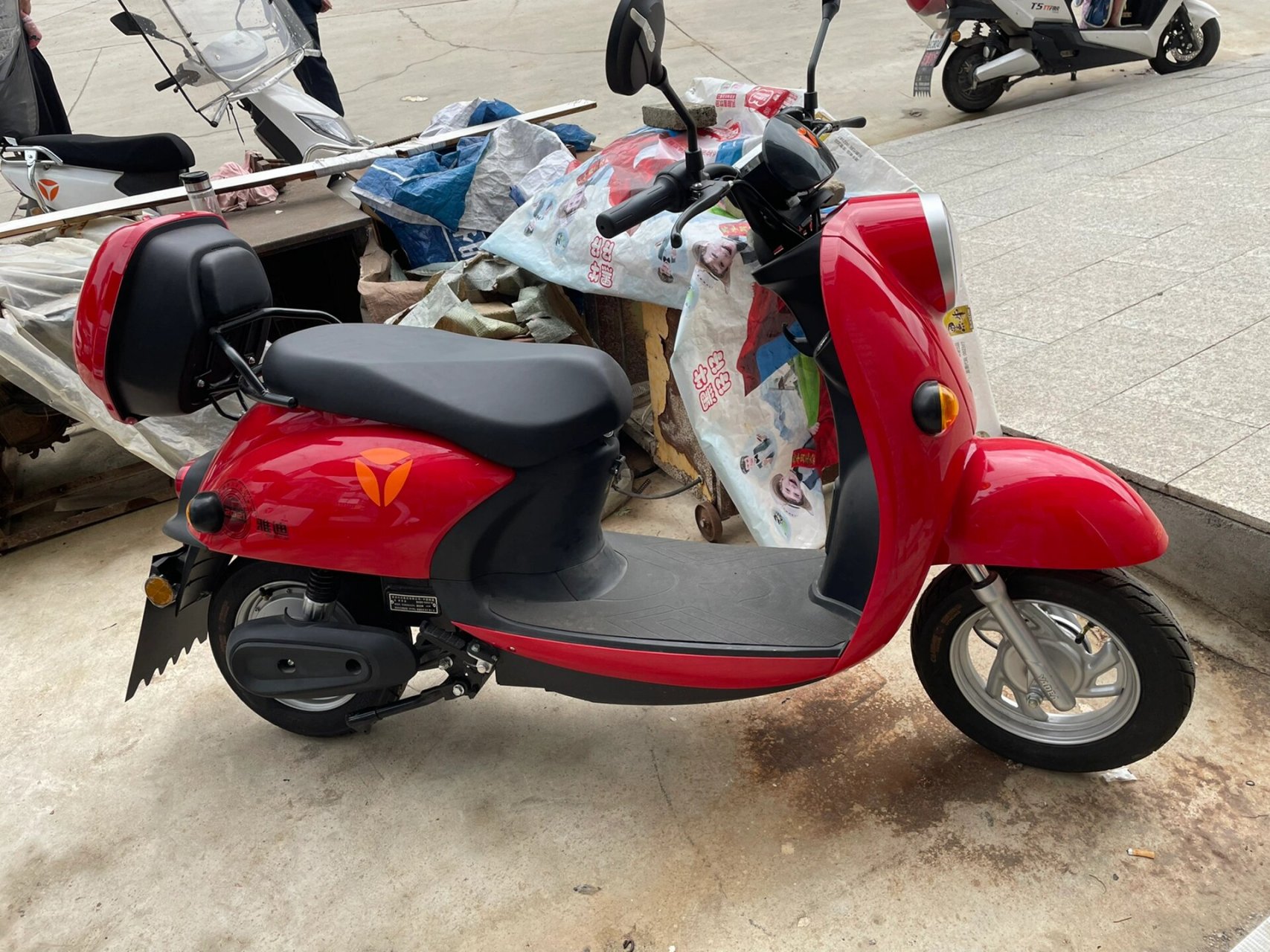 2021款雅迪米彩电动车 十八线小城市的十八线乡镇上,雅迪21款米彩60v