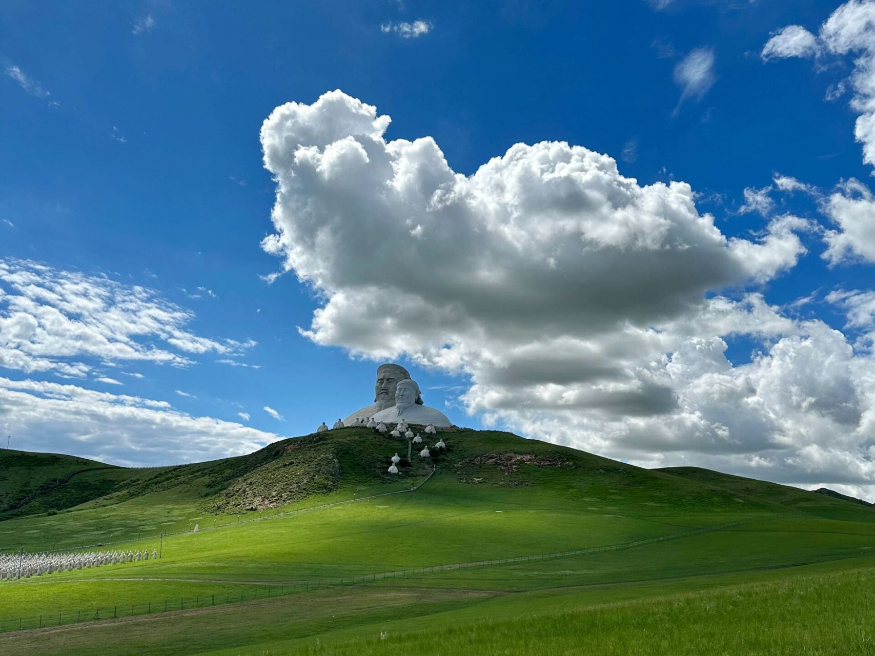 霍林郭勒可汗山景区 可汗山景区是免费的,可因为在修缮,所以只能爬一