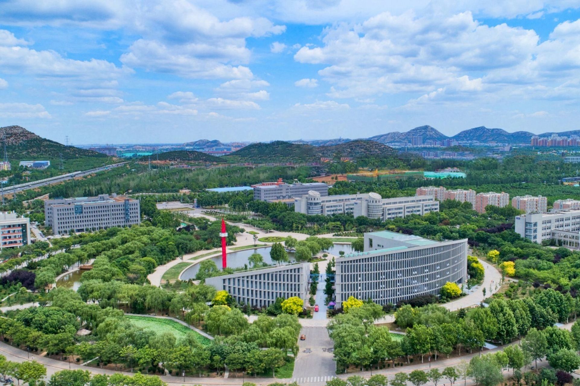 山东管理学院风景篇～  这是咱们山东管理学院的标志性地标,教学楼有
