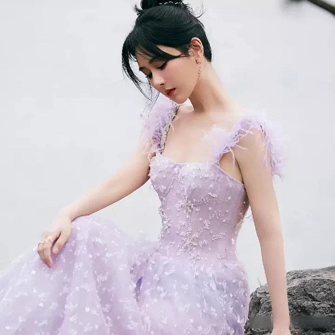 春意盎然  风吹杨柳条条线, 雨洒桃花朵朵鲜.