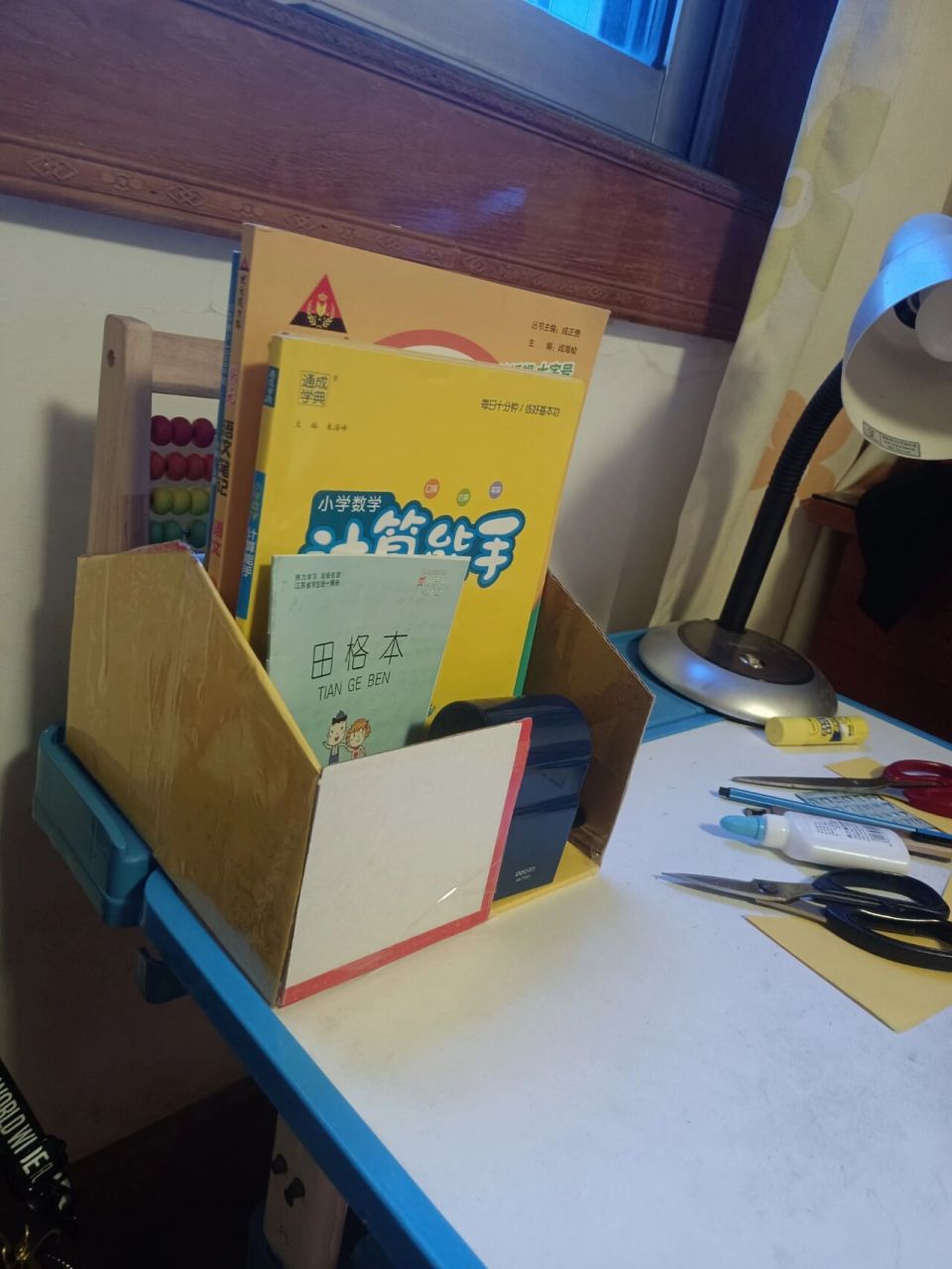 自制书架(鞋盒改造) 爱上手工后,感觉每个东西都能折腾出花样,下一个