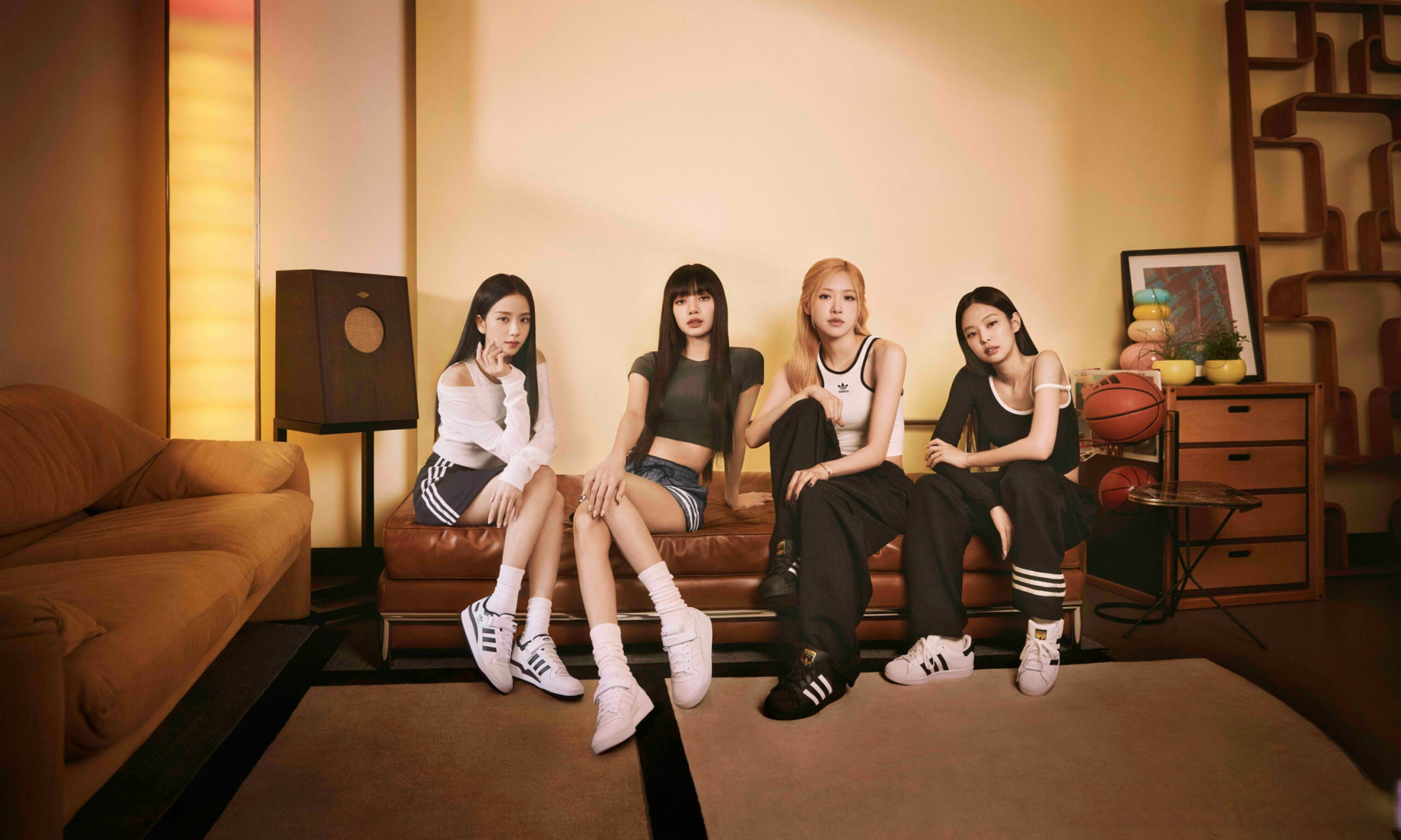 【adidas originals 携手 blackpink 打造复古音乐空间