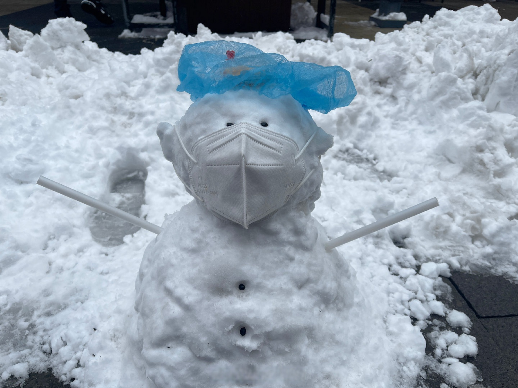 共同守护平安开封# 【雪人"戴口罩"】1月23日,记者在街头看到一个