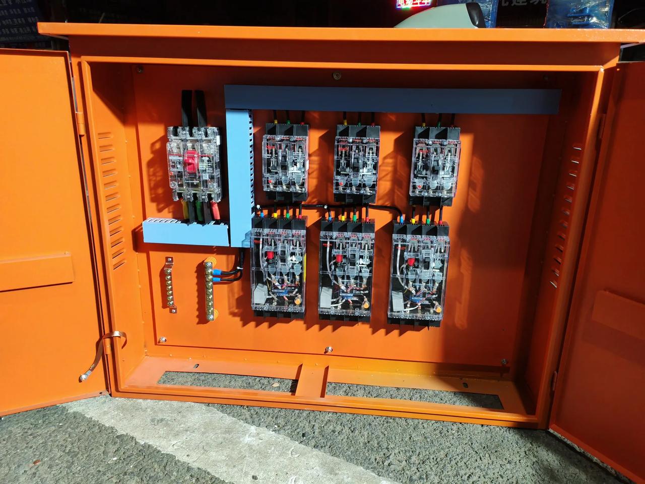 不会用漏电开关,二级配电箱配置一般是总熔断接分路熔断再接漏电开关