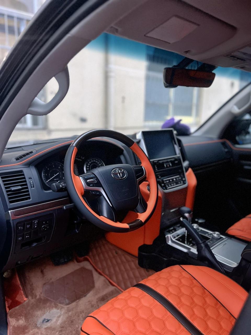 黑色内饰的丰田兰德酷路泽,内饰简单升级爱马仕橙点缀.
